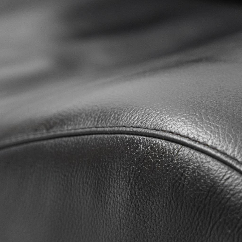 Vintage modern design armchair in black leather – 1990s lounge chair