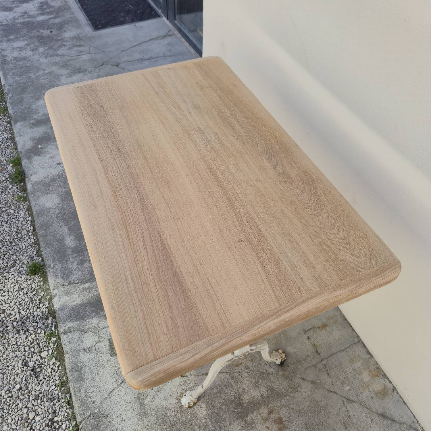 Table de bistrot ancienne en bois aérogommé et fonte