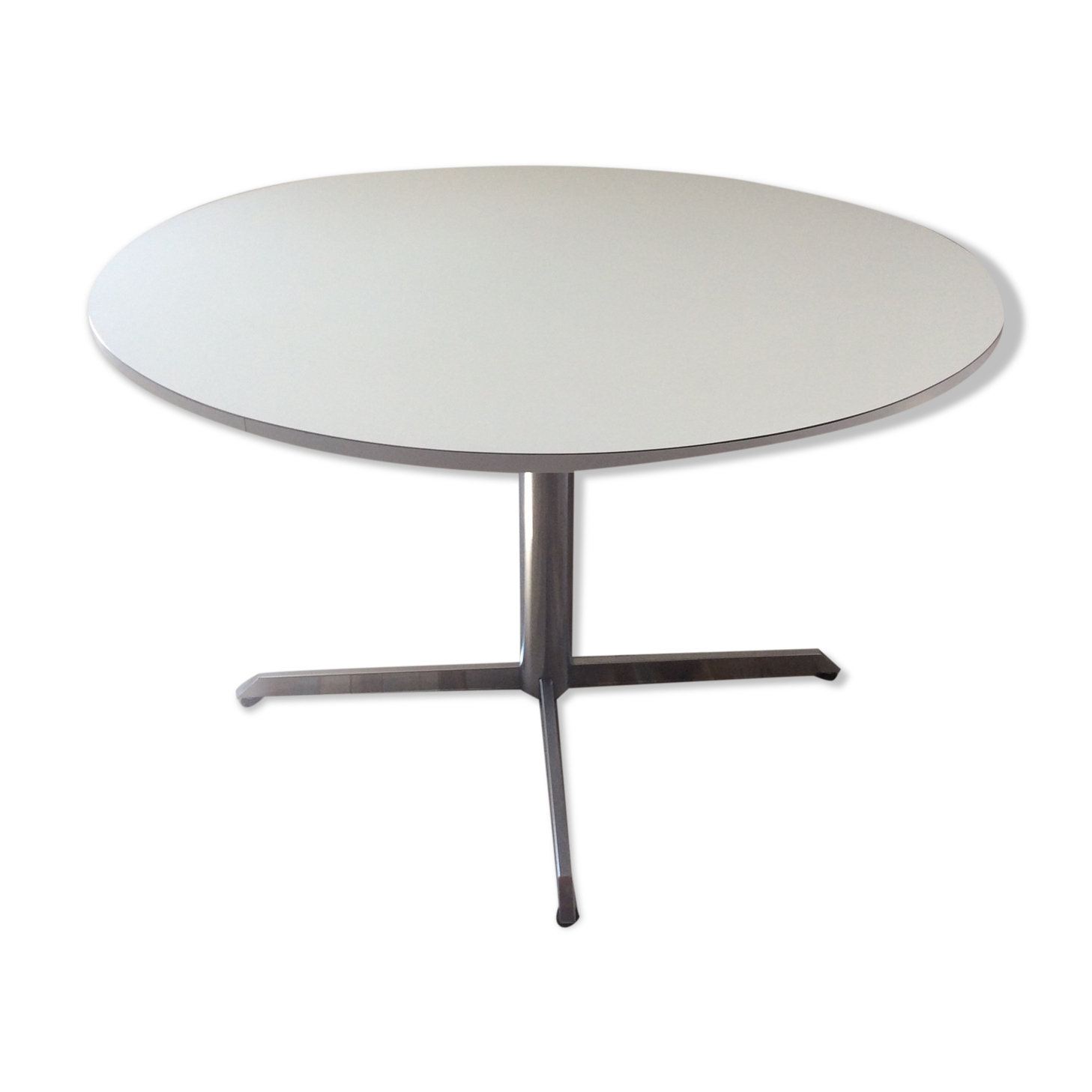 Round dining table of the 70s