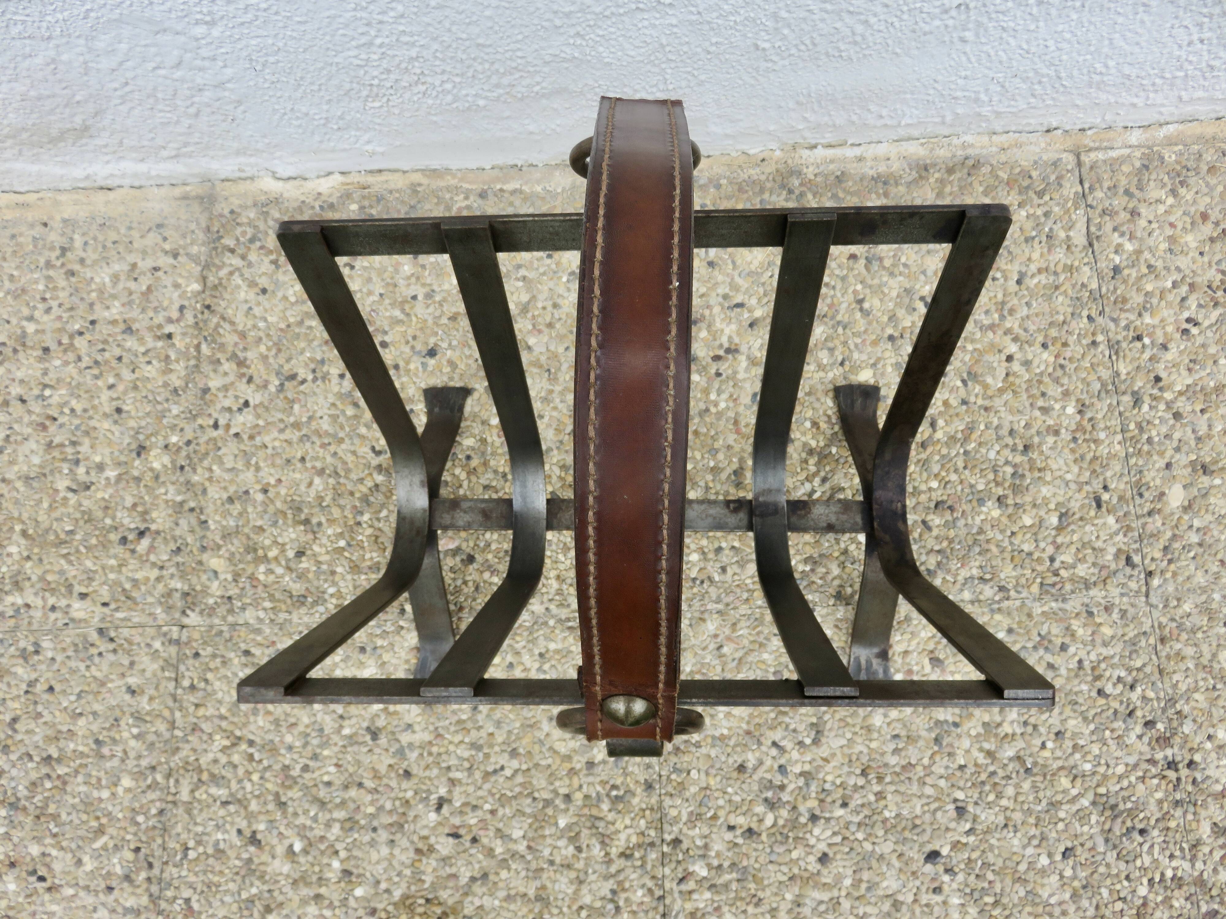 Porte revue en acier brut et cuir, dans le style de Jacques Adnet