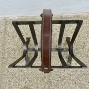 Porte revue en acier brut et cuir, dans le style de Jacques Adnet