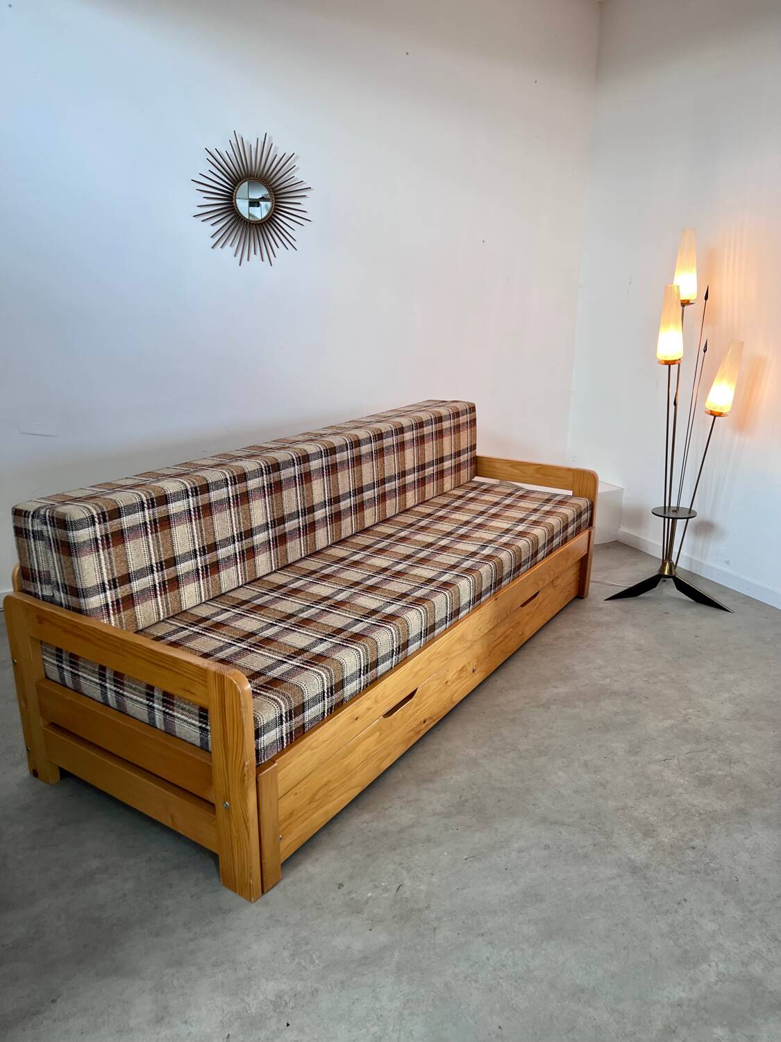 Ancien canapé lit 3 places design années 70/80 en pin vintage sofa