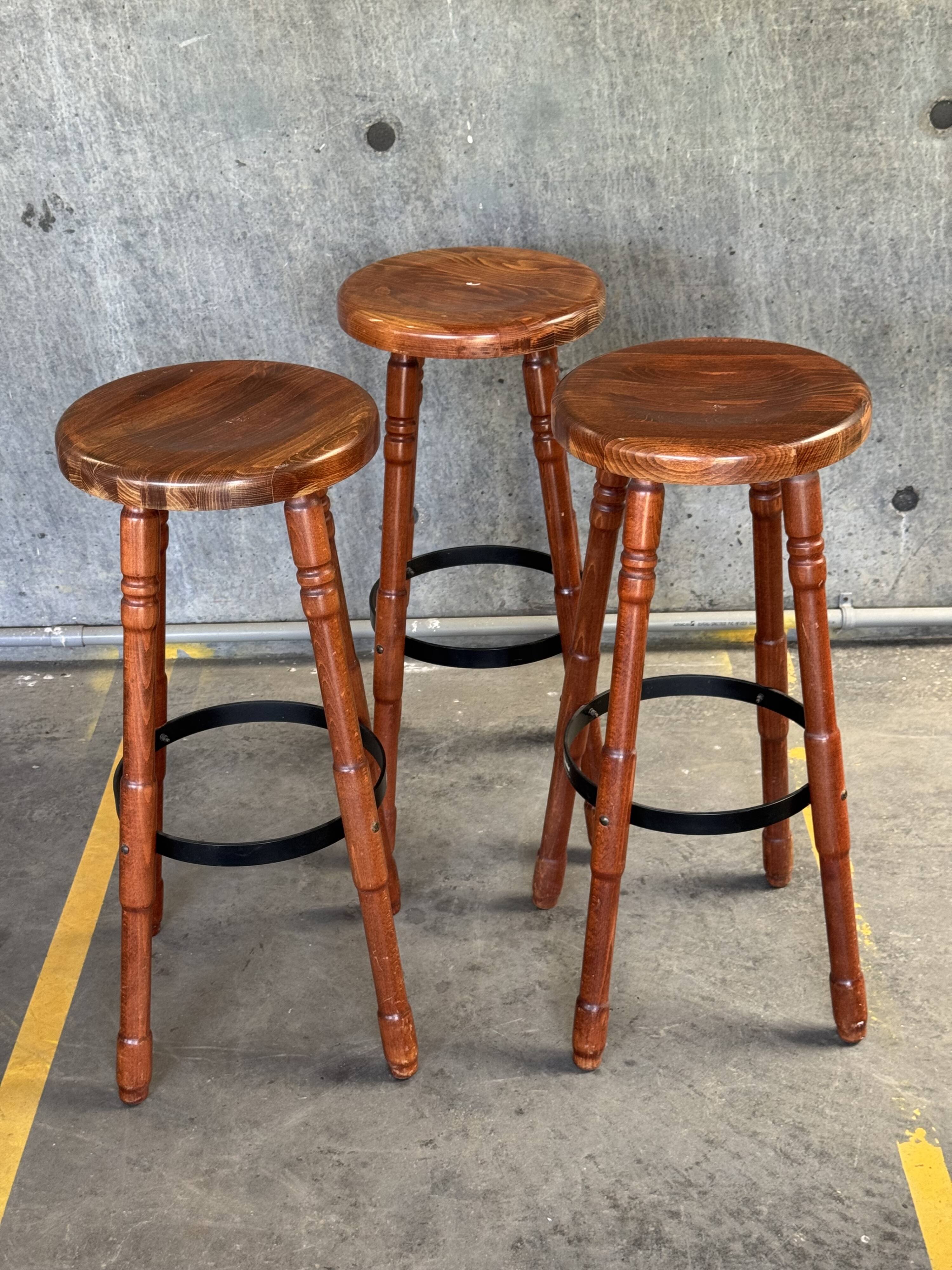 Trio de tabourets de bar en bois Bernkop