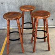 Trio de tabourets de bar en bois Bernkop