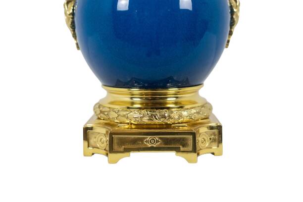 Lamp with handles in blue porcelain and gilded bronze. Circa 1880.