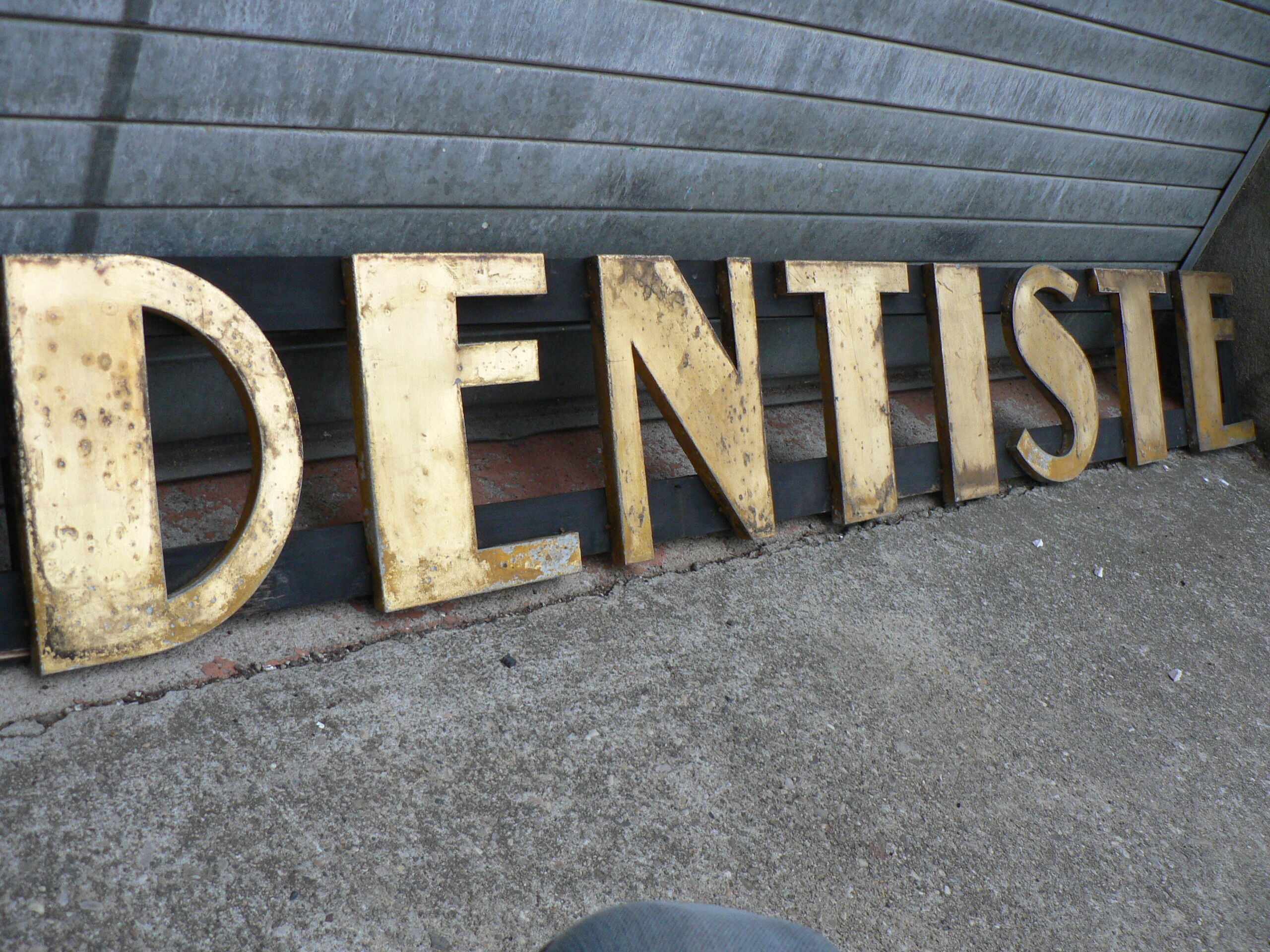 Sign art deco surgeon dentist