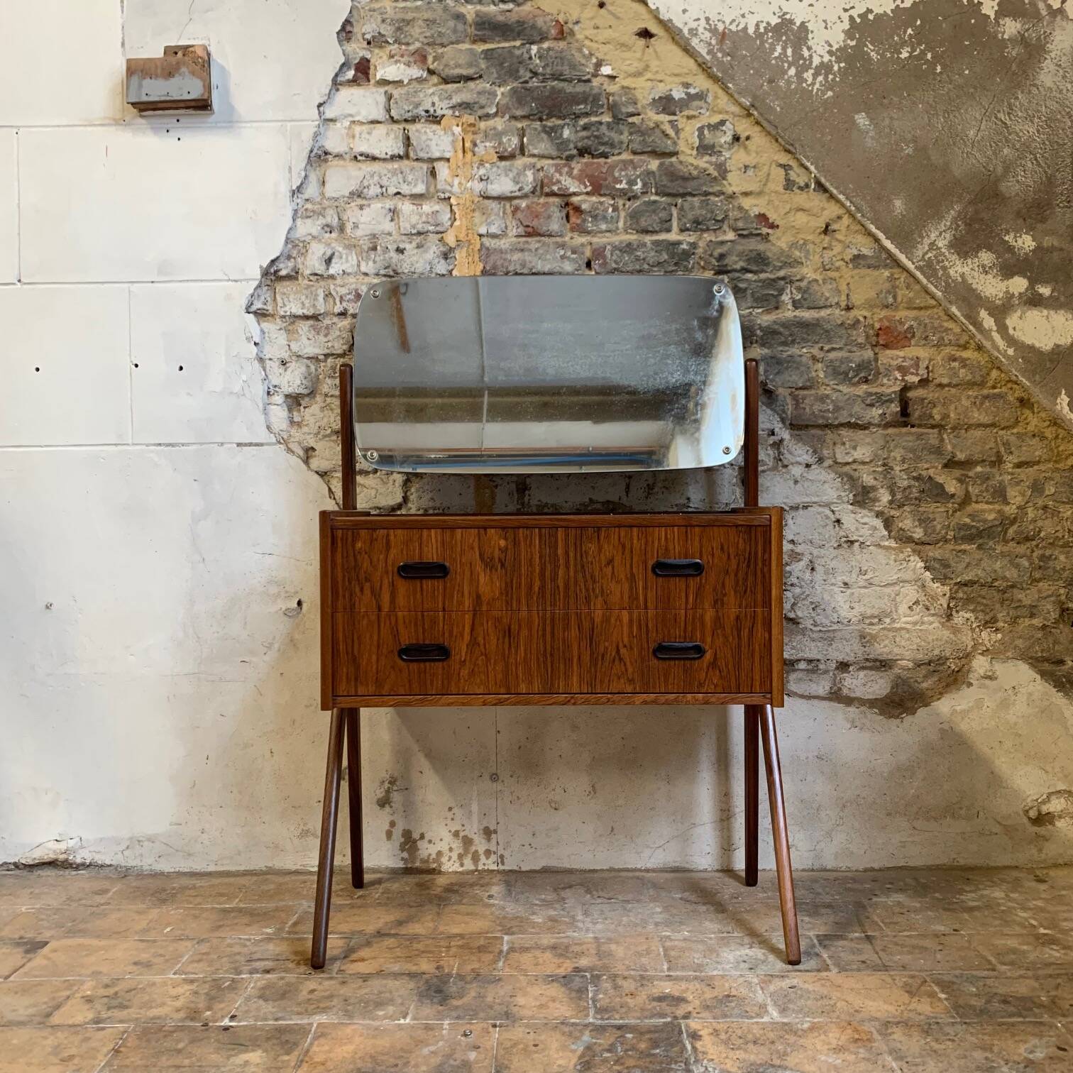 Coiffeuse danoise en placage palissandre des années 1960.