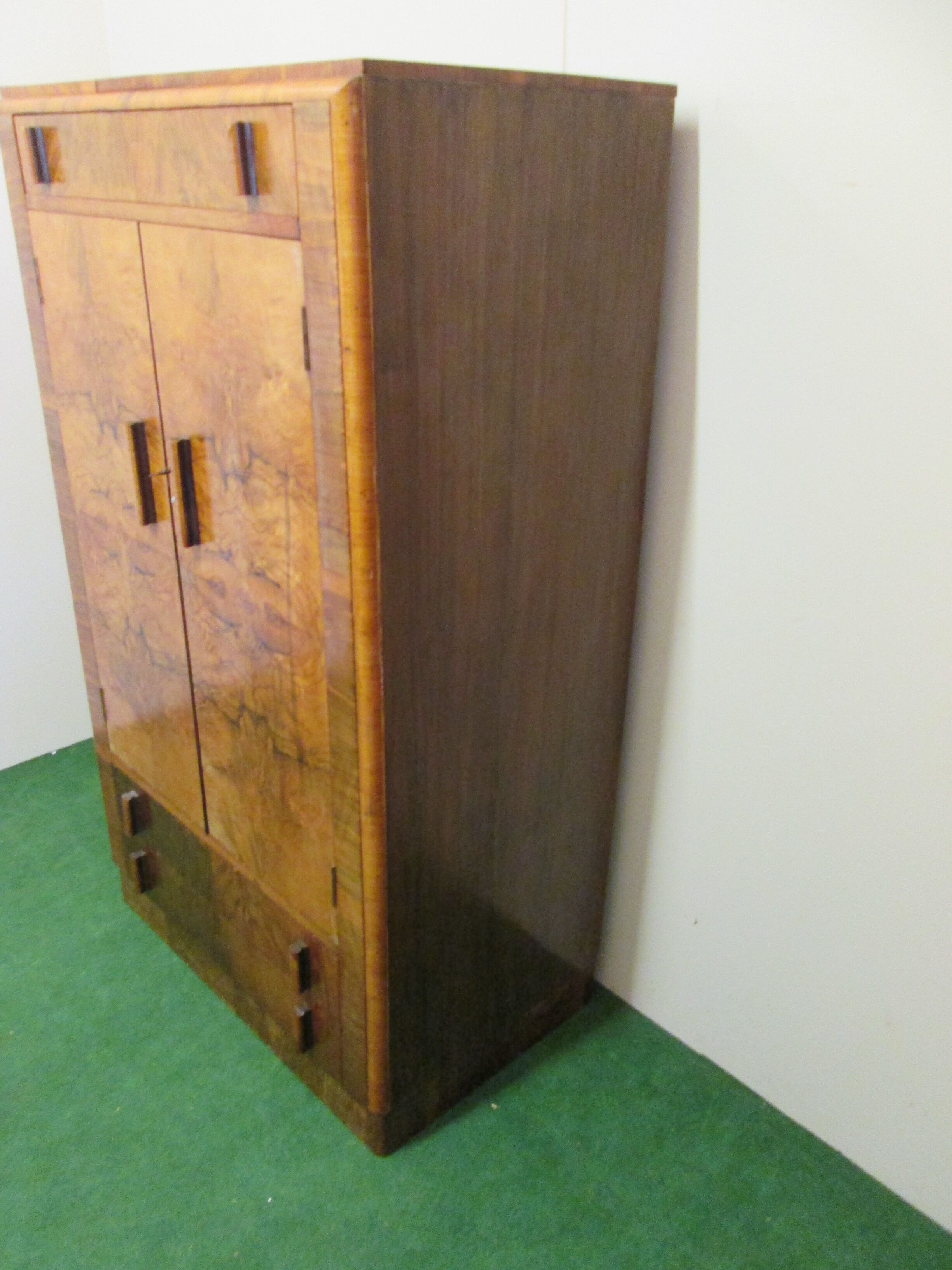 Armoire Art déco en noyer
