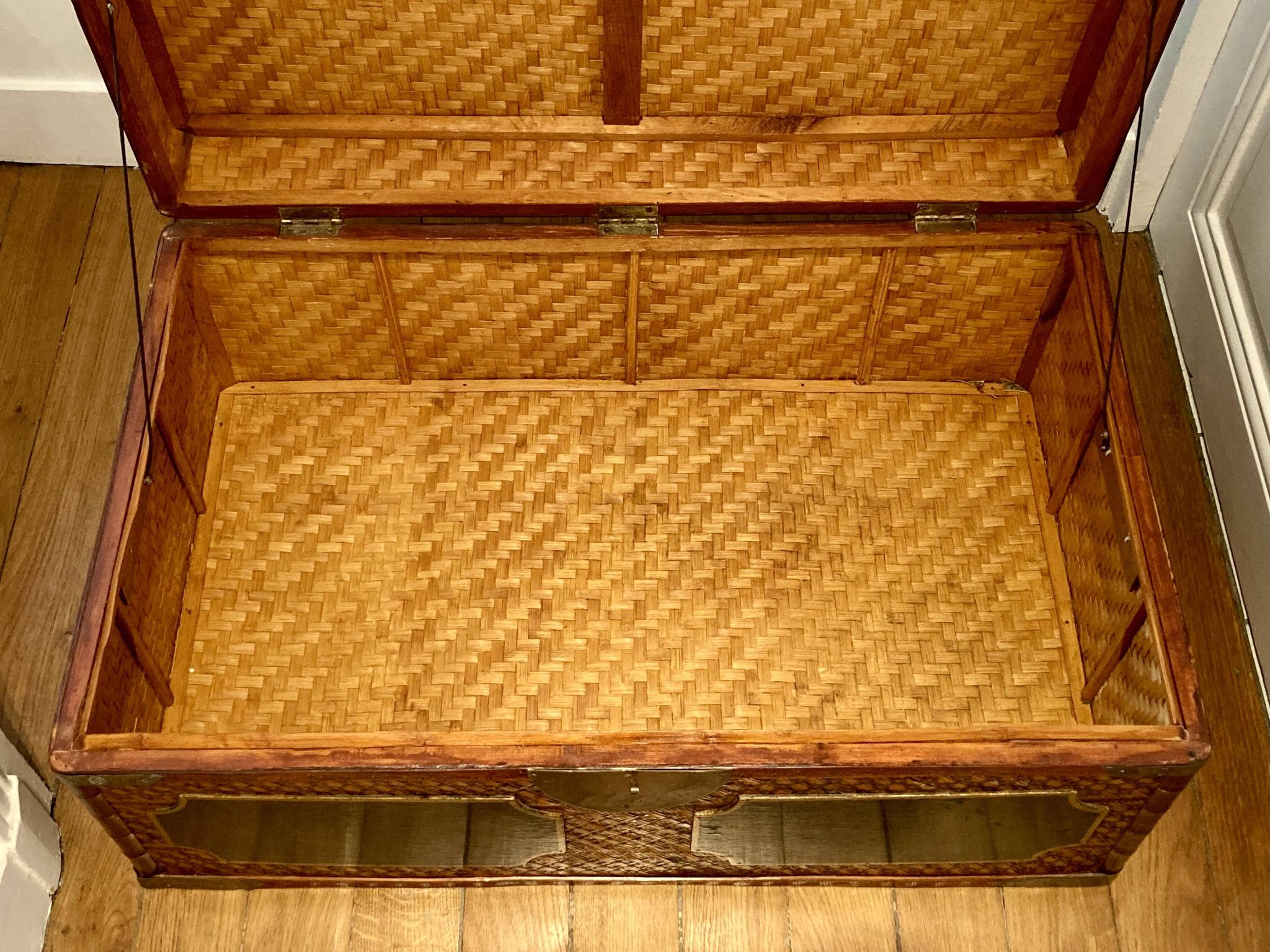 Beautiful vintage Chinese trunk in wicker, black and gold lacquered wood, and brass.