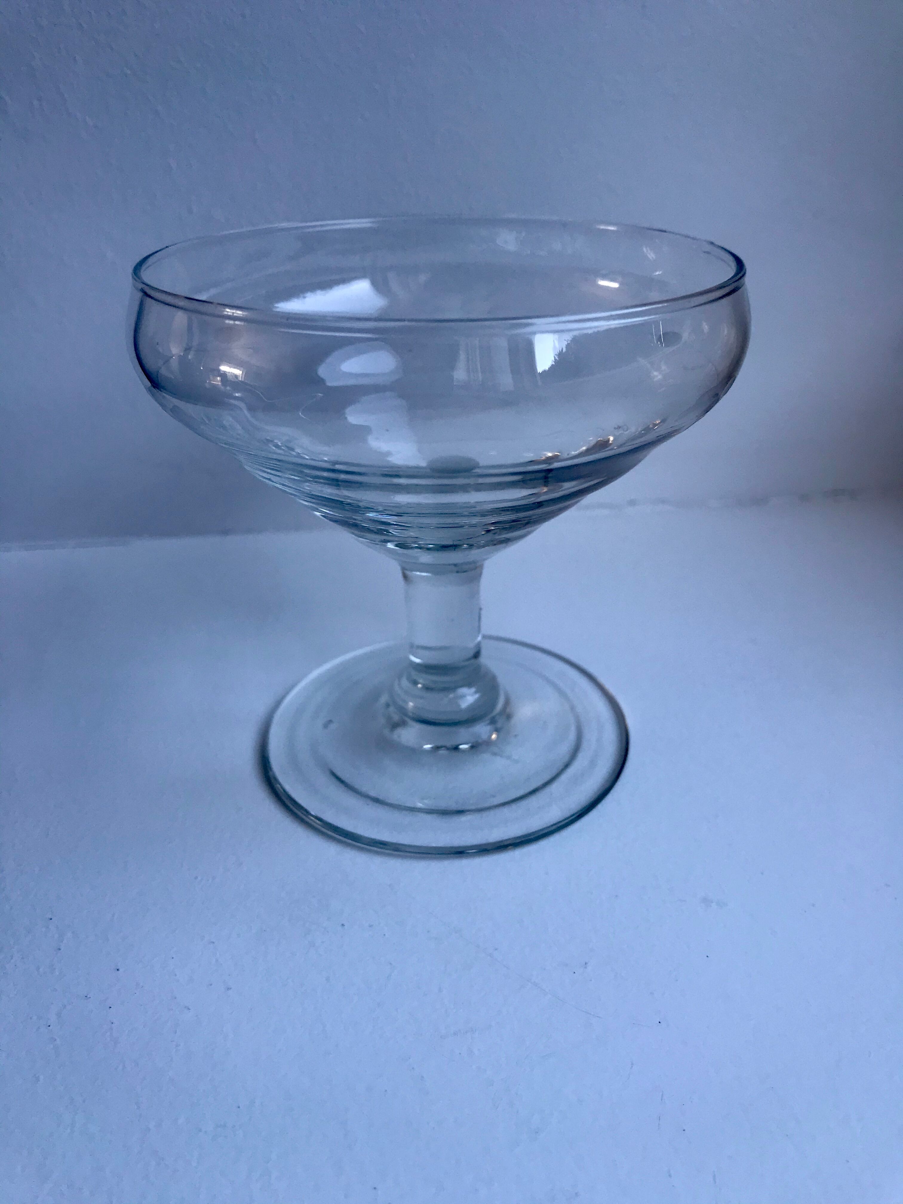 Set of 8 champagne glasses in crystal engraved 50s