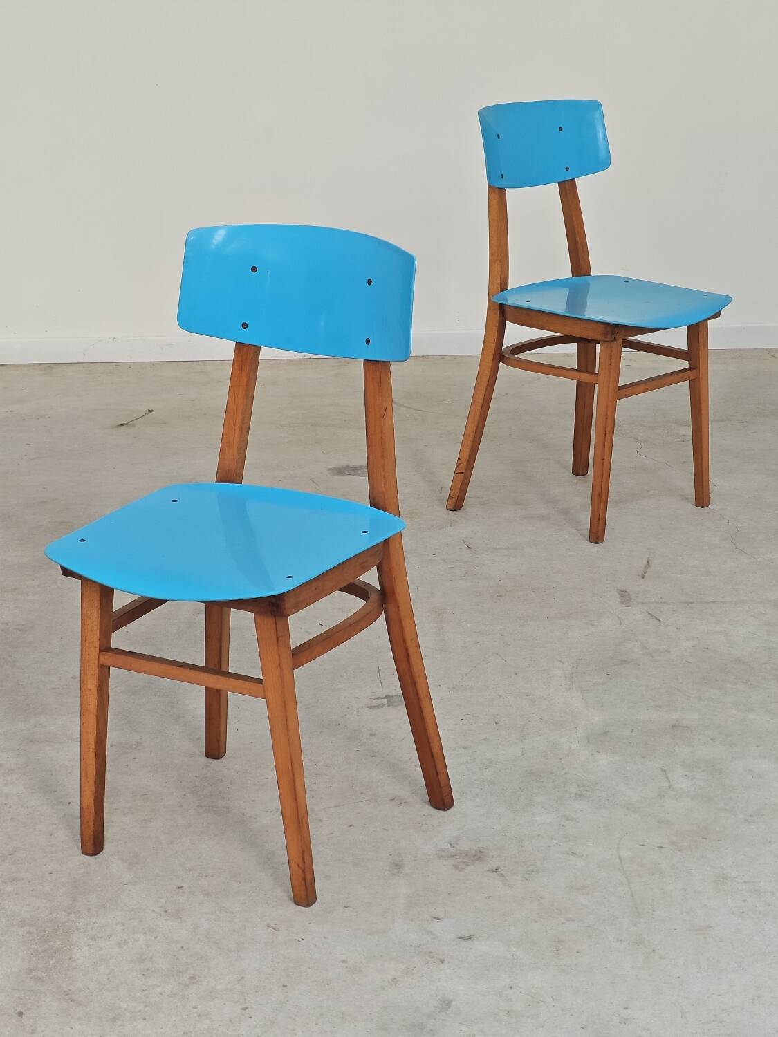 Pair of wooden and plastic chairs Ton Bystrice Thonet