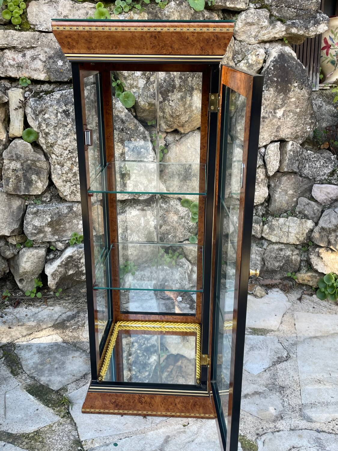 Pair of display cases in magnifying glass and black & gold lacquer, 20th century period