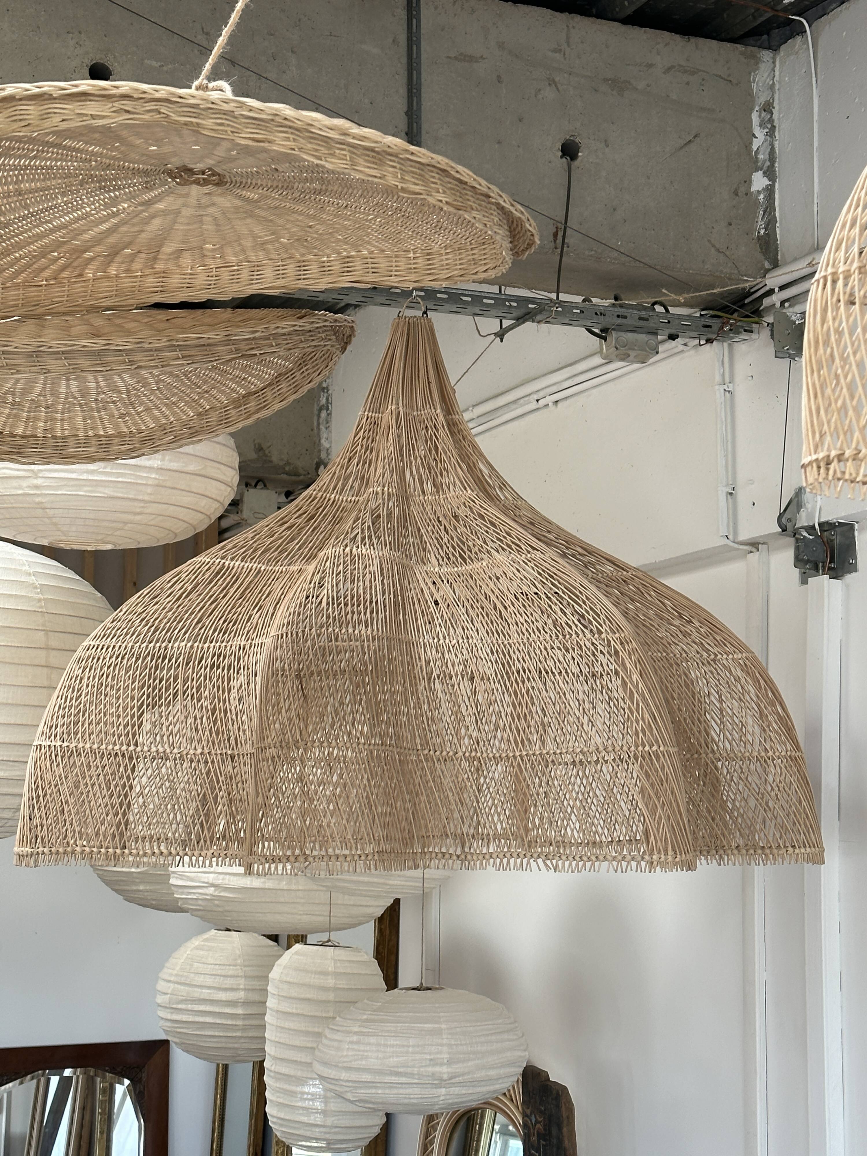 Immense rattan suspension in the shape of a flower, tulip, corolla H1m D1m50