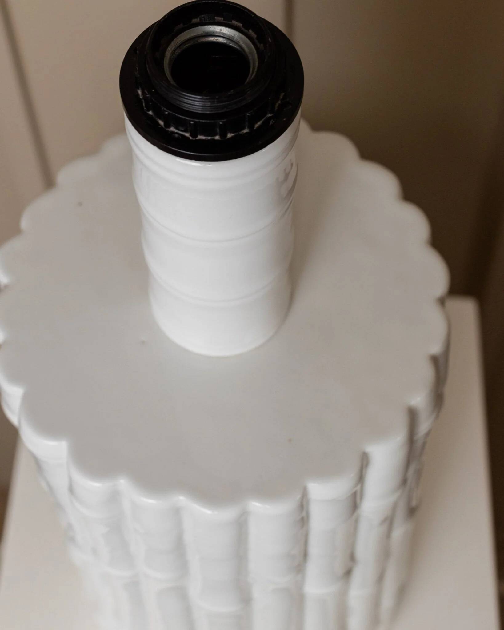 Tommaso Barbi white ceramic table lamp with bamboo-look texture, Italian 1970s Hollywood Regency