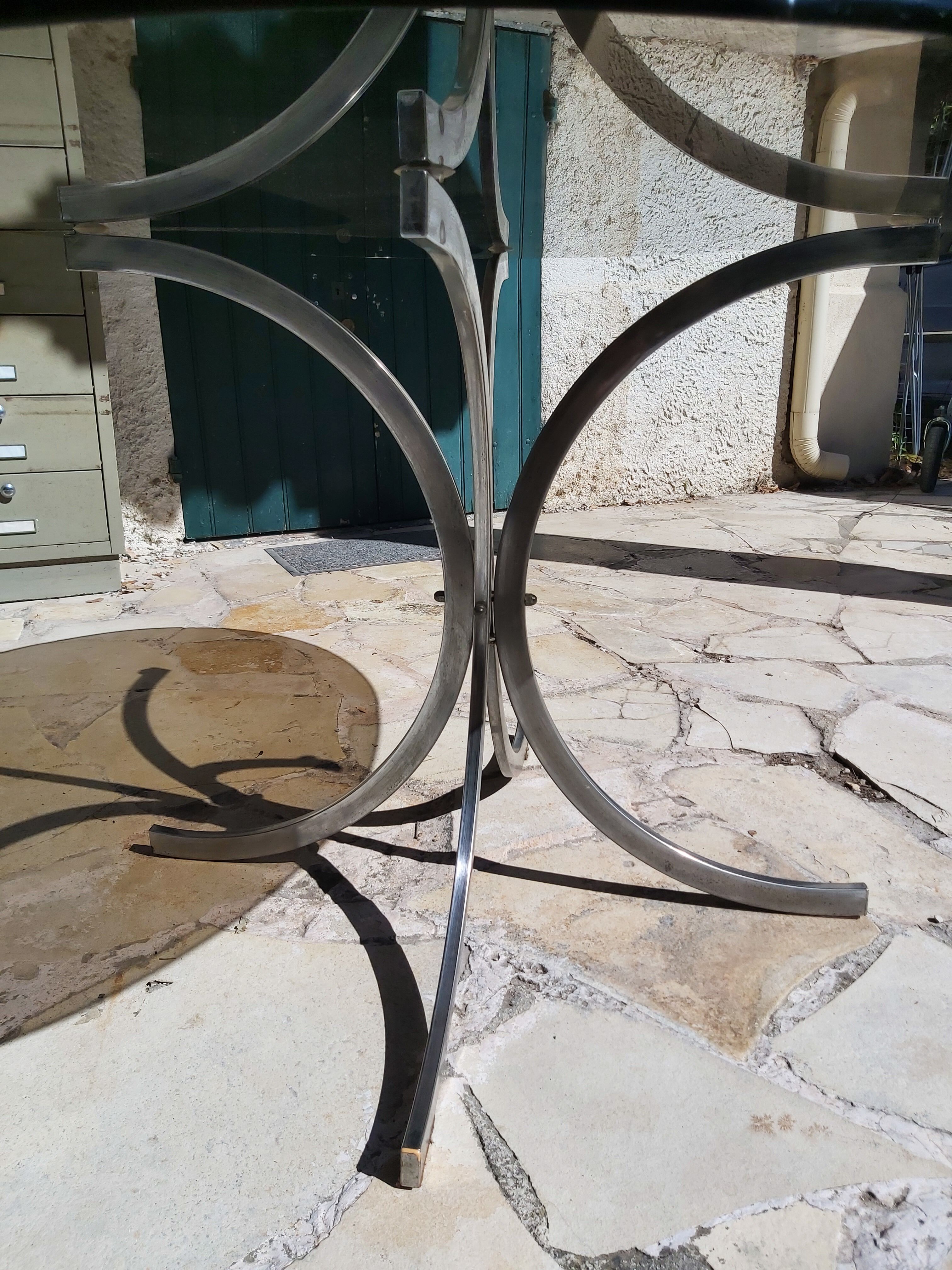 Table de salle a manger ovale en métal et verre fumé années 70