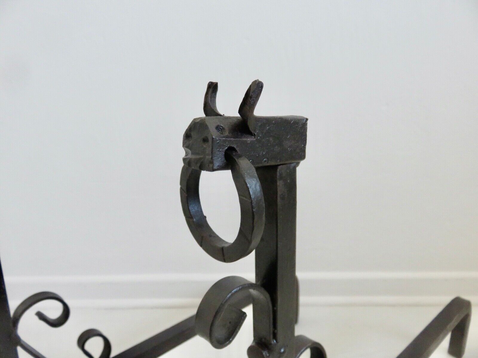 Paire de chenets zoomorphes " tête de taureau " années 40