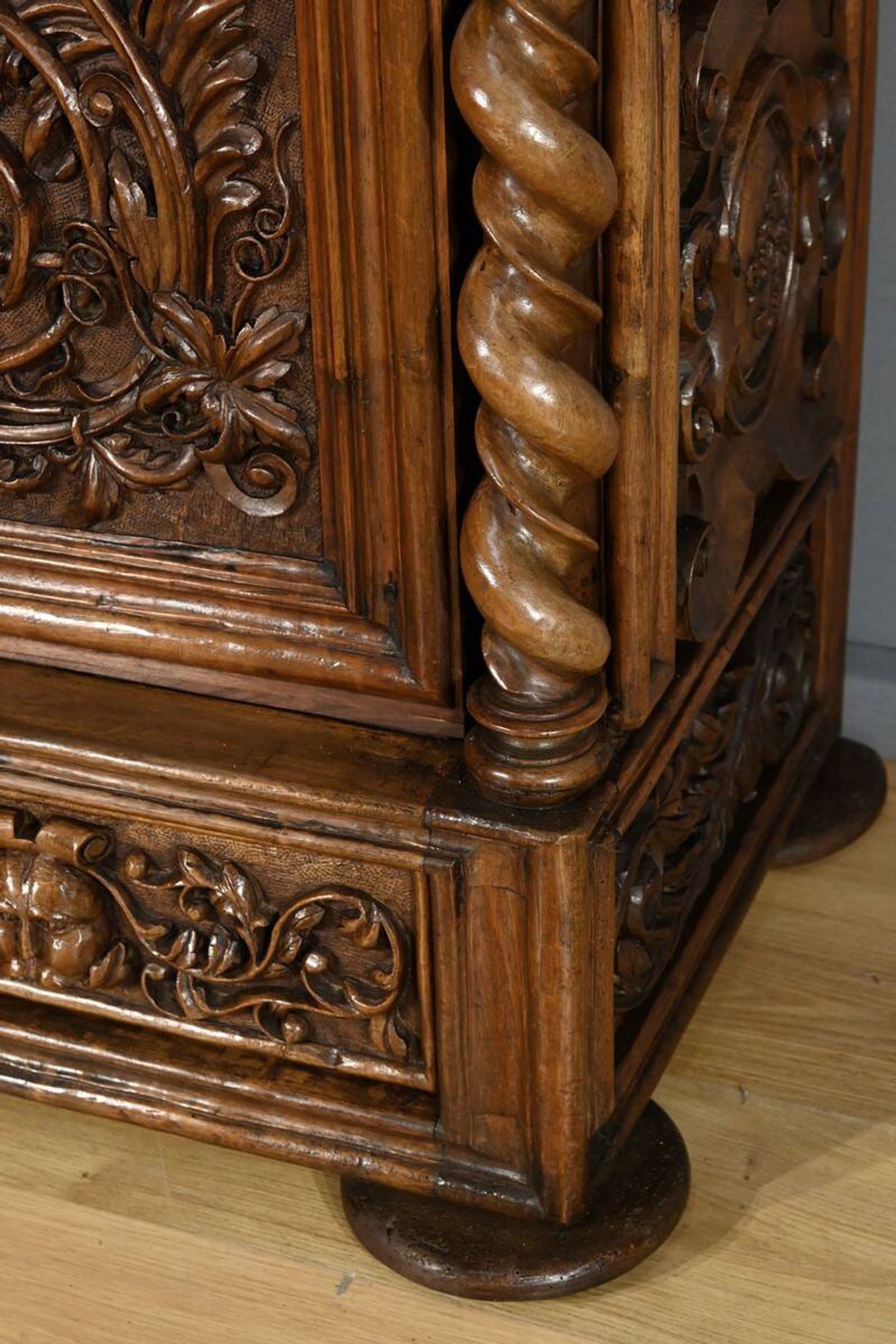 Oratory in solid walnut, Neo-Gothic Renaissance style – Late 19th century