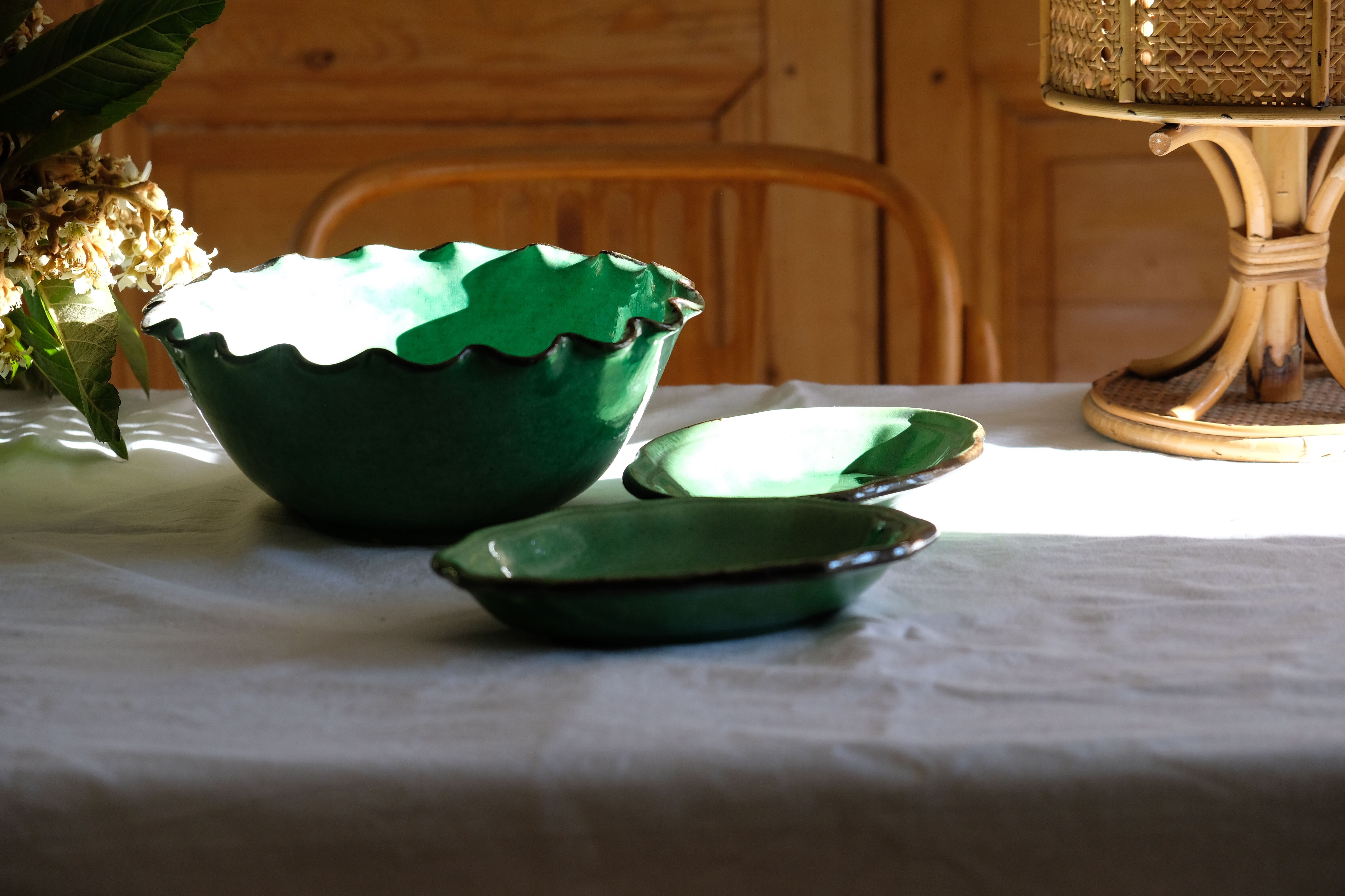 Ancient saladier varnished Provence