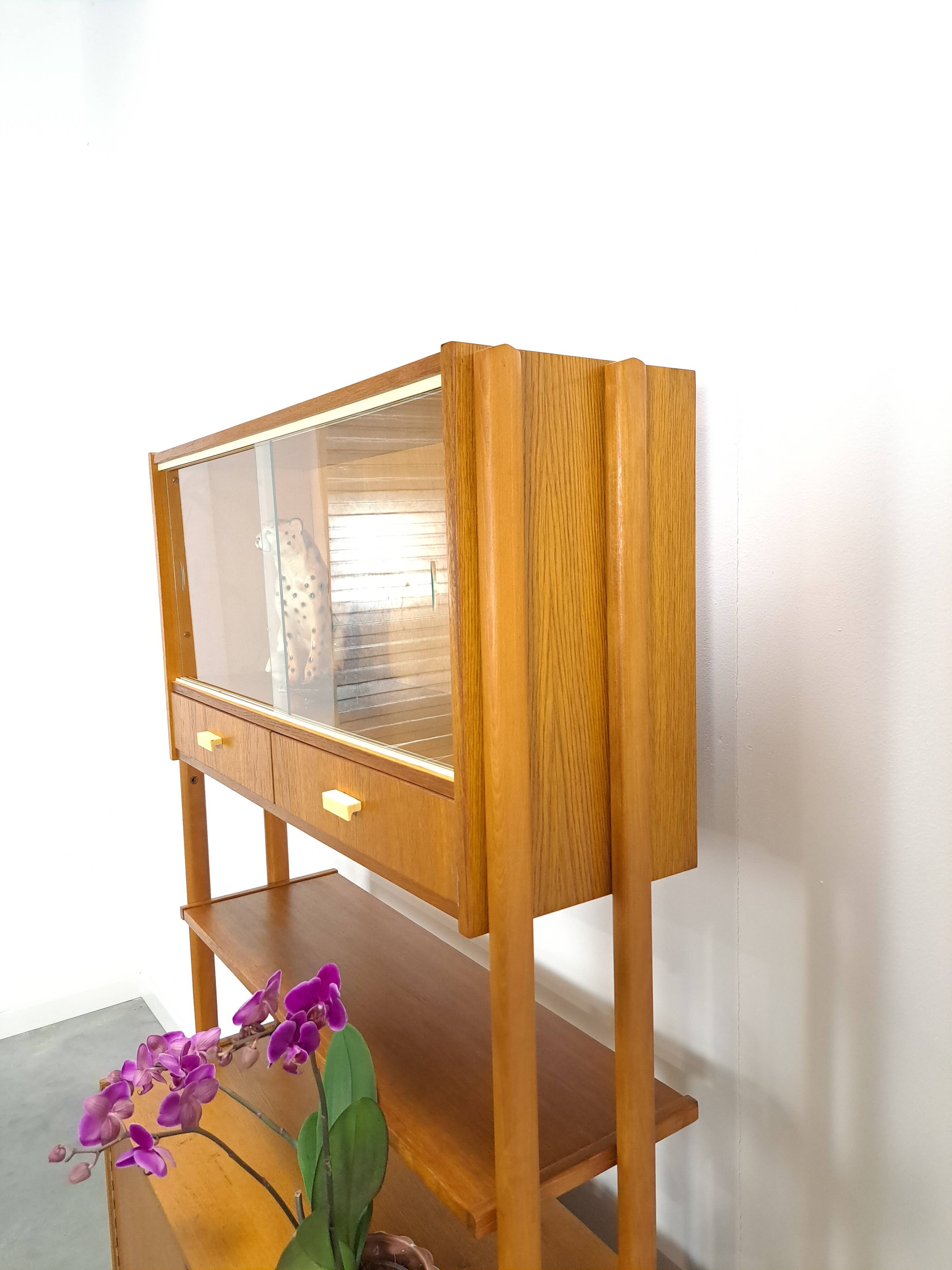 Design Frantisek Jirak vitrinekast met lades