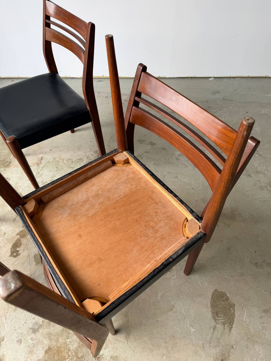 Set of 6 Scandinavian design chairs in solid teak and black Skai.