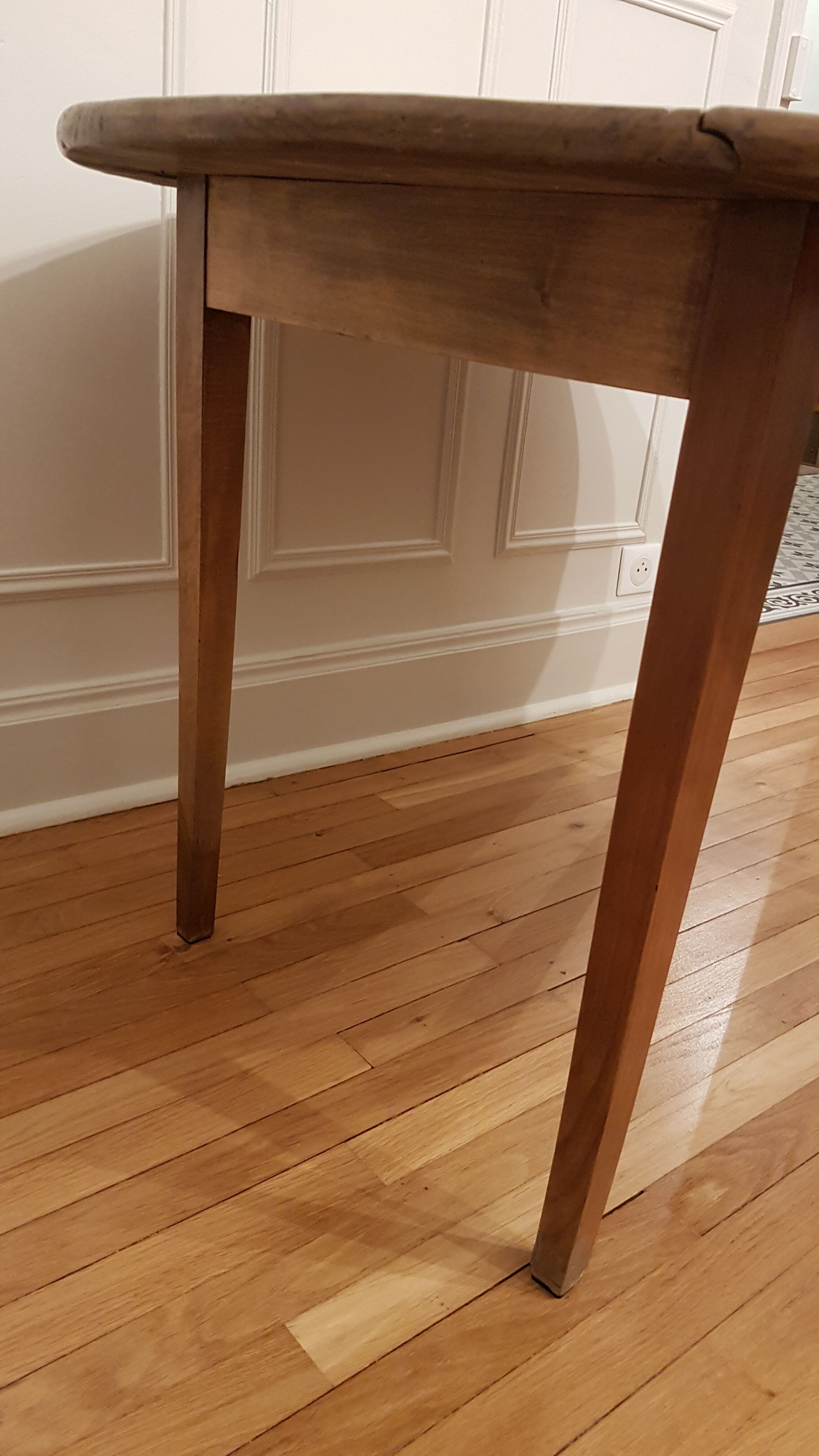 Round table with flaps