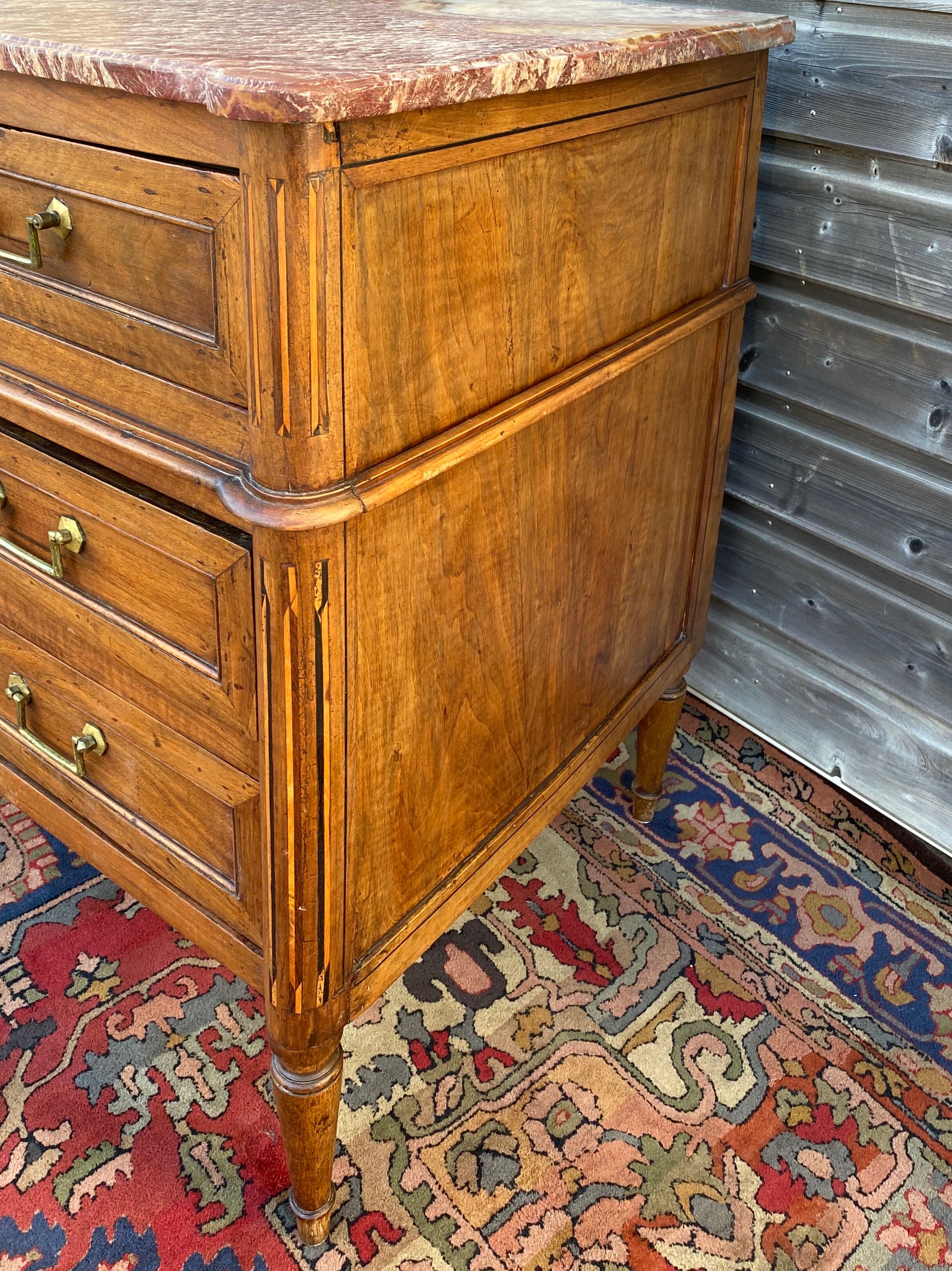 Chest of drawers In Walnut From the 18th century Louis XVII