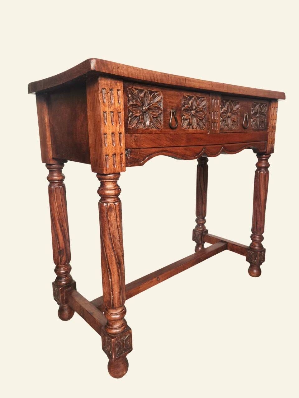 Castilian console table in carved walnut, early 20th century.