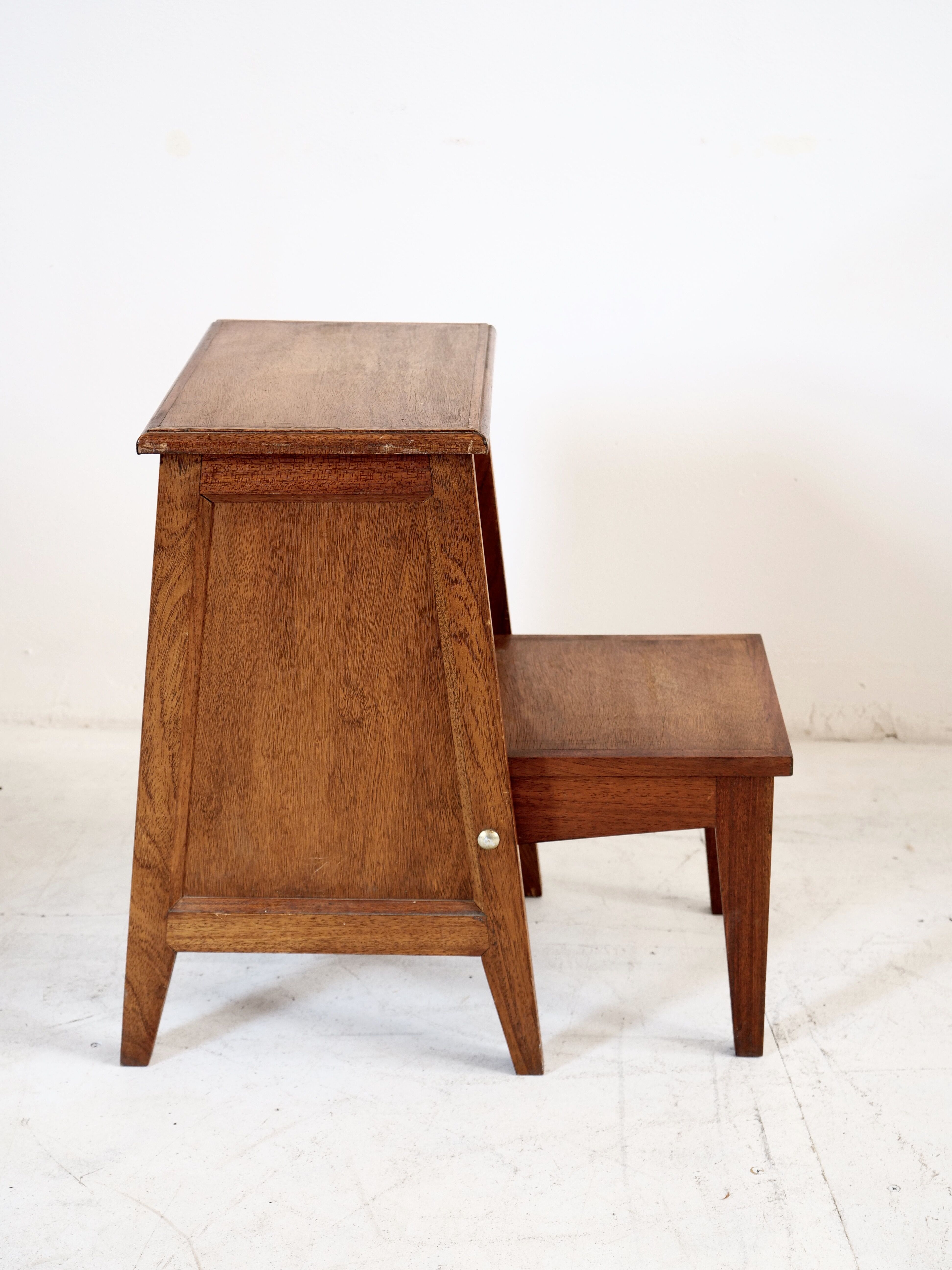 Retractable step stool in solid wood art deco