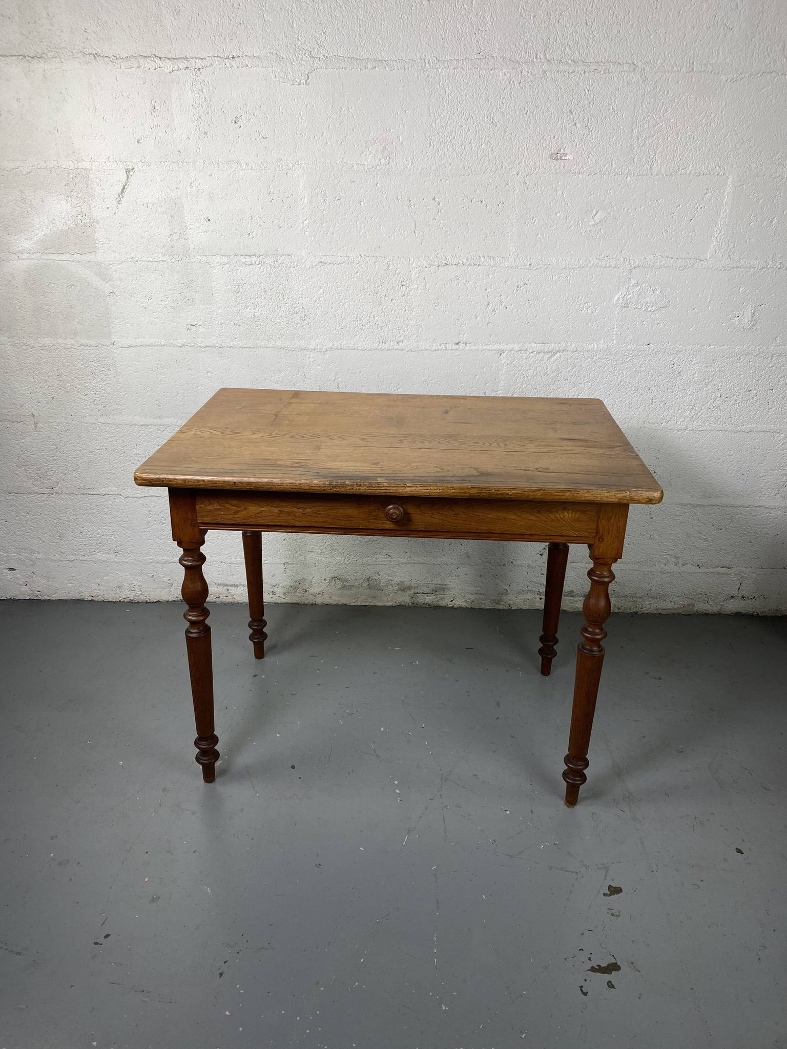 Table en bois avec tiroir