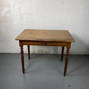 Table en bois avec tiroir