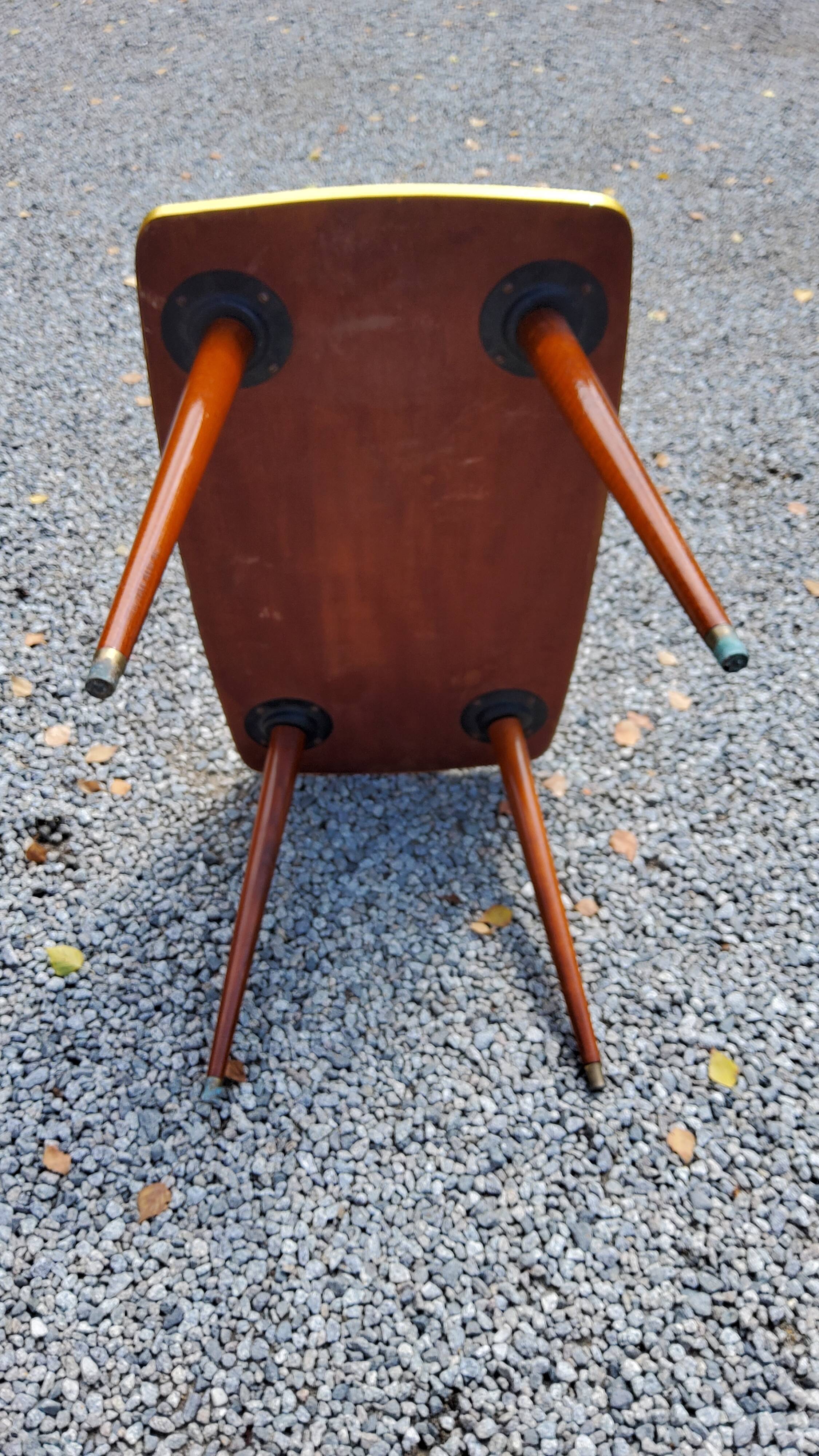 Table basse des années 60 en acajou doré pieds compas