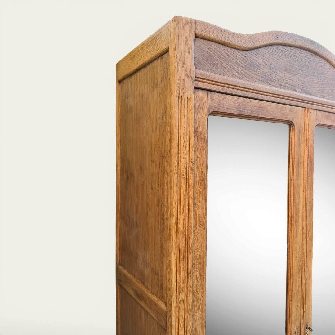 Armoire parisienne d’hôtel miroirs biseauté chêne brut 1920