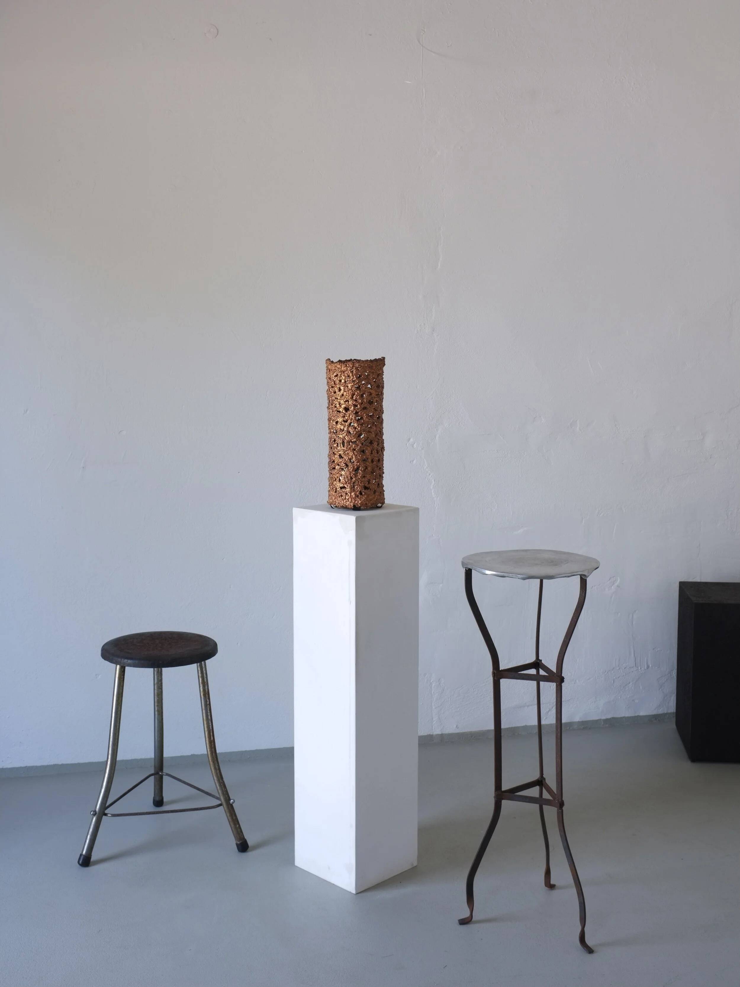 Aimo Tukiainen lampe de table sculpturale brutaliste en cuivre | Finlande | années 1960