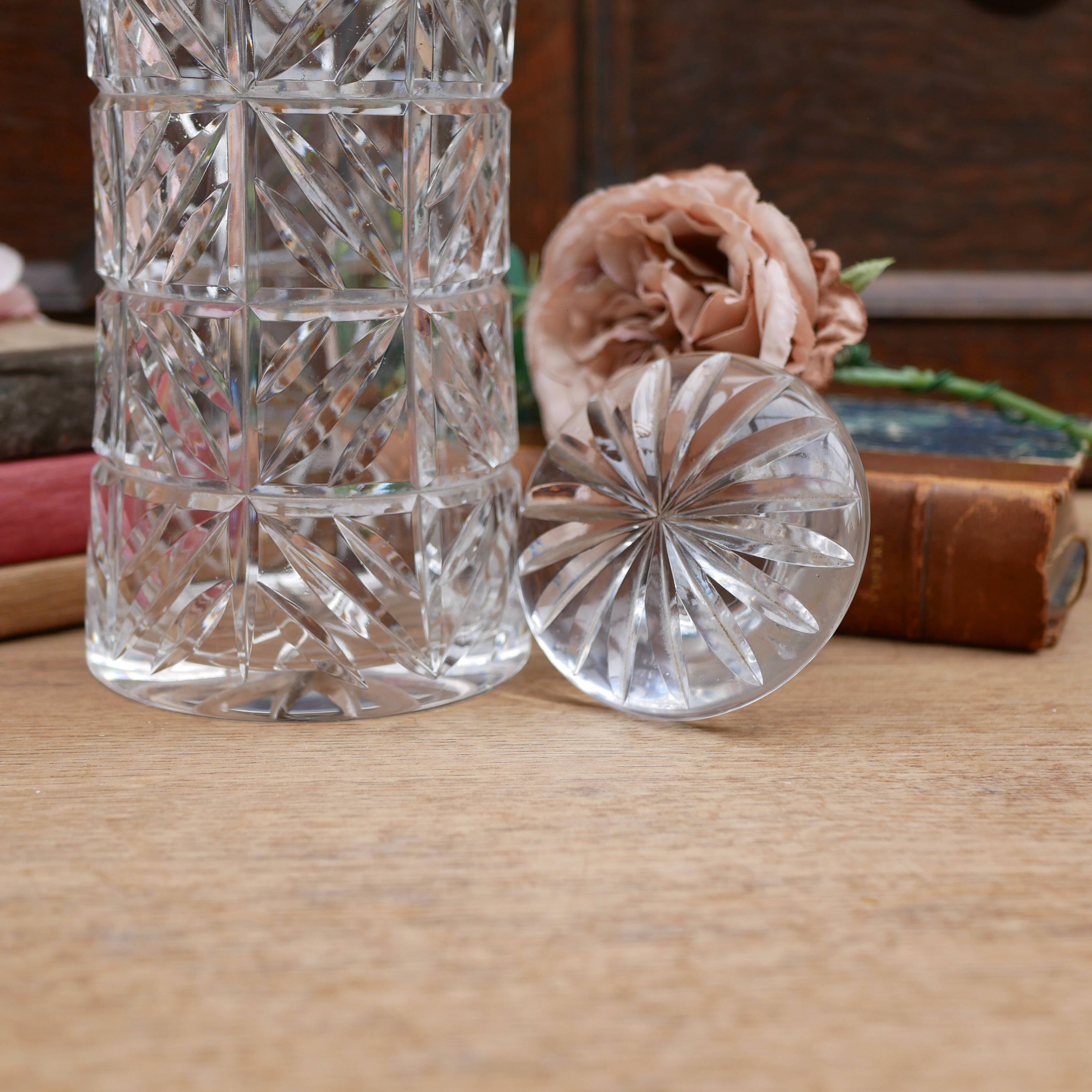 Grande carafe en verre taillé avec large bouchon circulaire plat