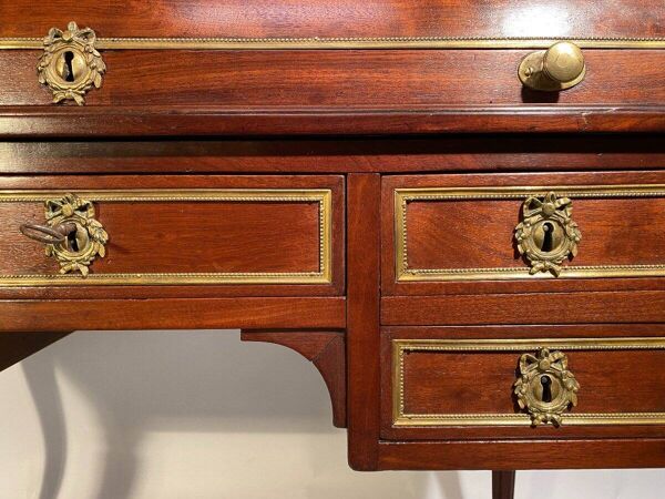 Ravissant bureau à cylindre en acajou d'époque Louis XVI
