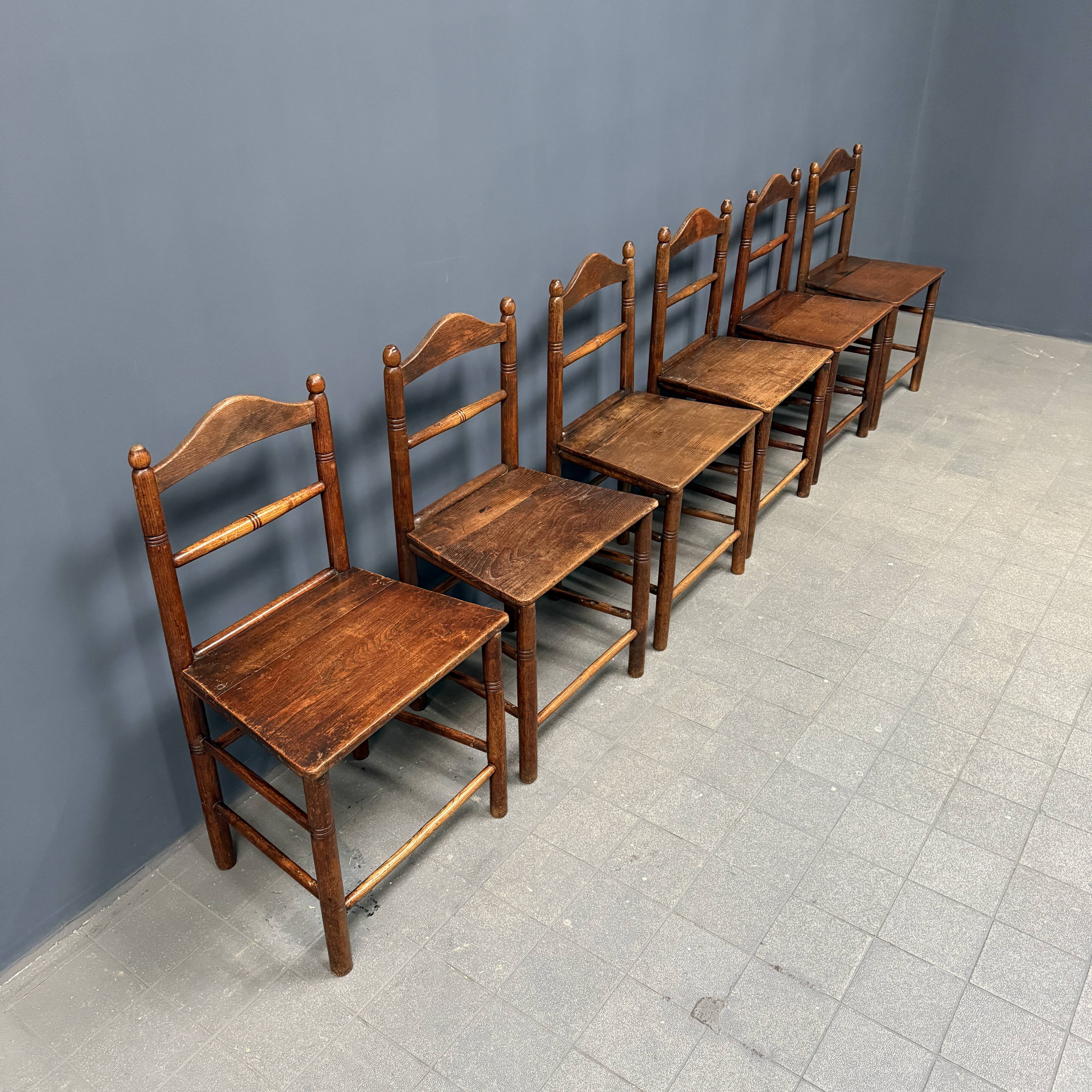 Ensemble de six chaises de cuisine anglaises anciennes