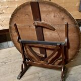 Folding round table