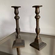Paire de bougeoirs en laiton