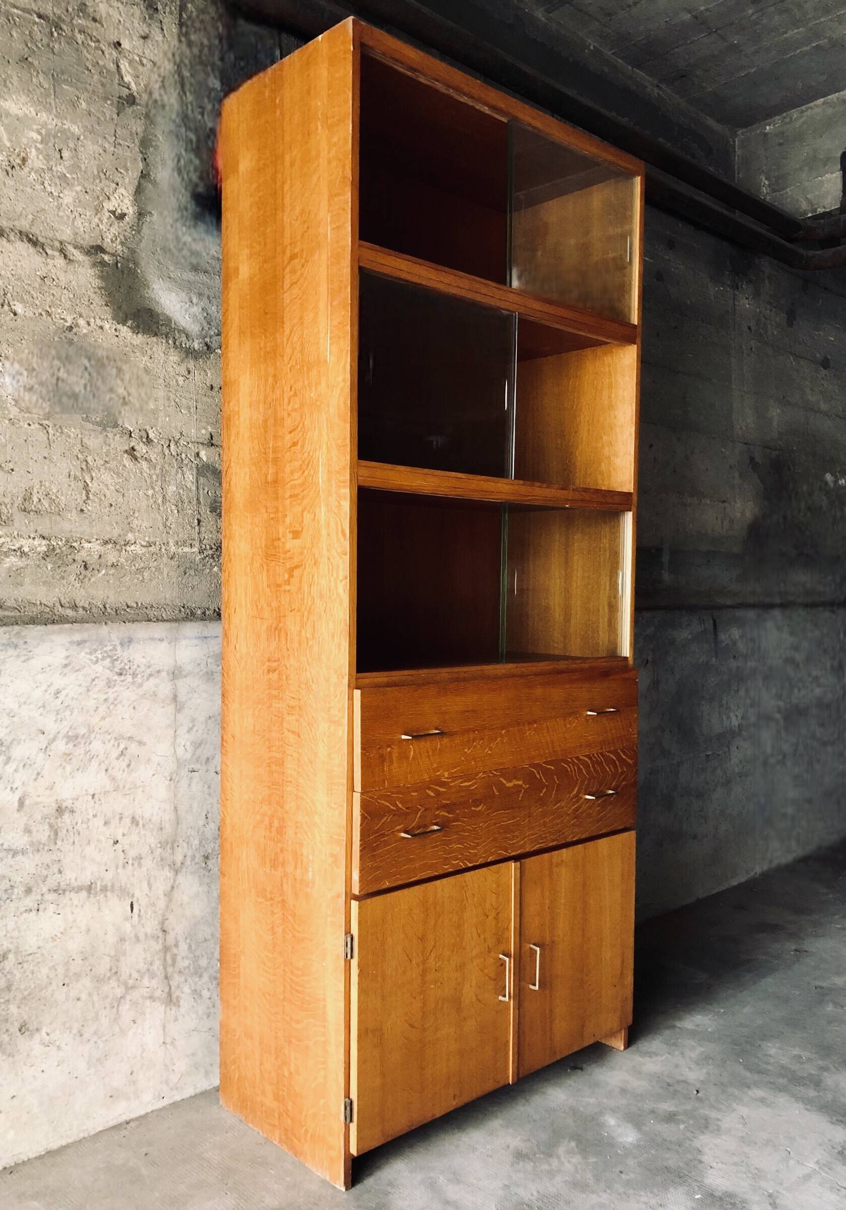 Display cabinet in Modernist style / mid-20th century
