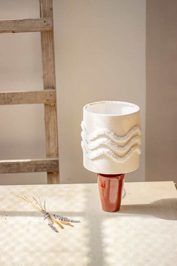 Lampe pot en terre et abat-jour avec motif de vagues en punch needle