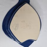 Plat de service en céramique bleu en forme de poisson signé Émile Henry