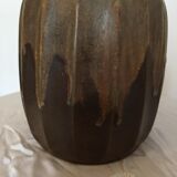 Vase en grès flammé avec coulures marron clair sur marron foncé. Signé DENBAC et numéroté
