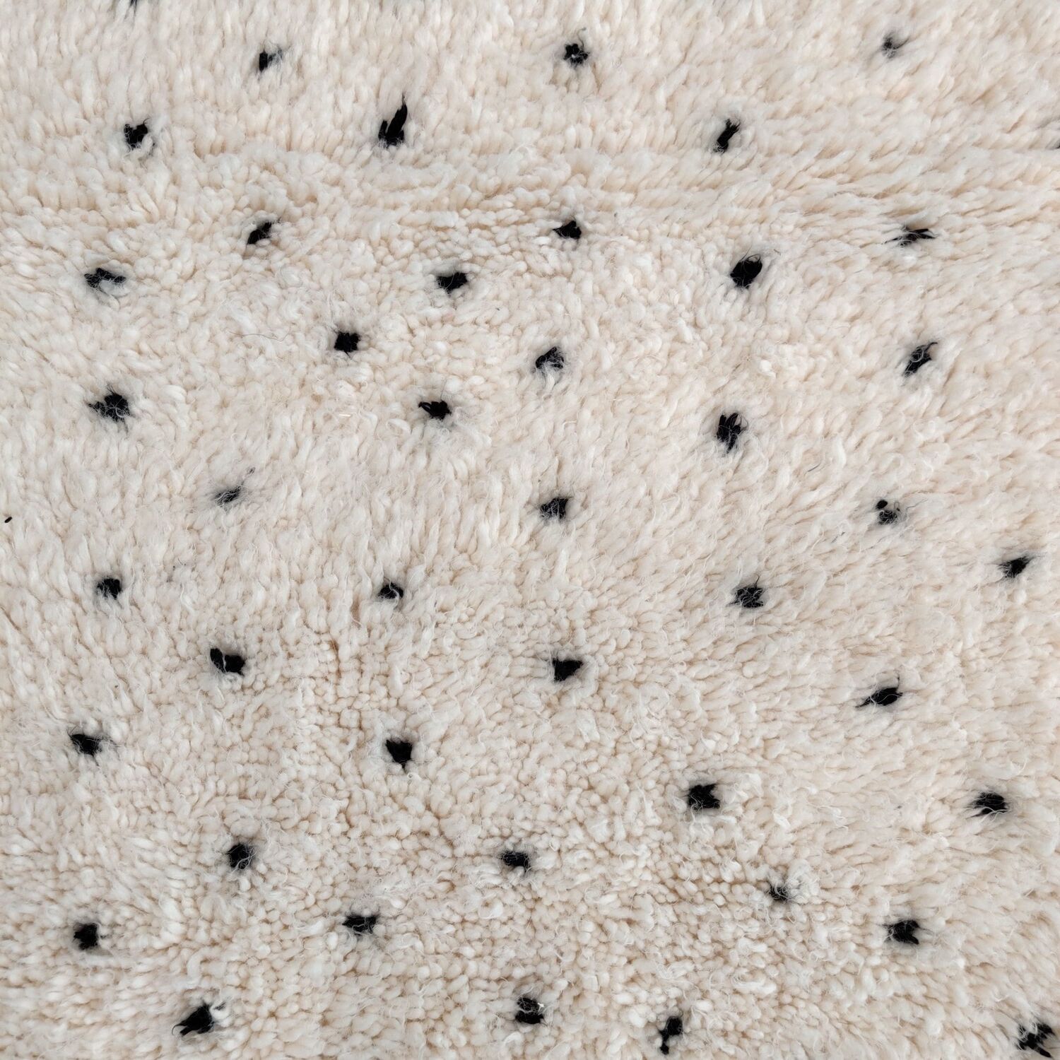 Tapis berbère à pois noirs beni ouarain 90x125 cm