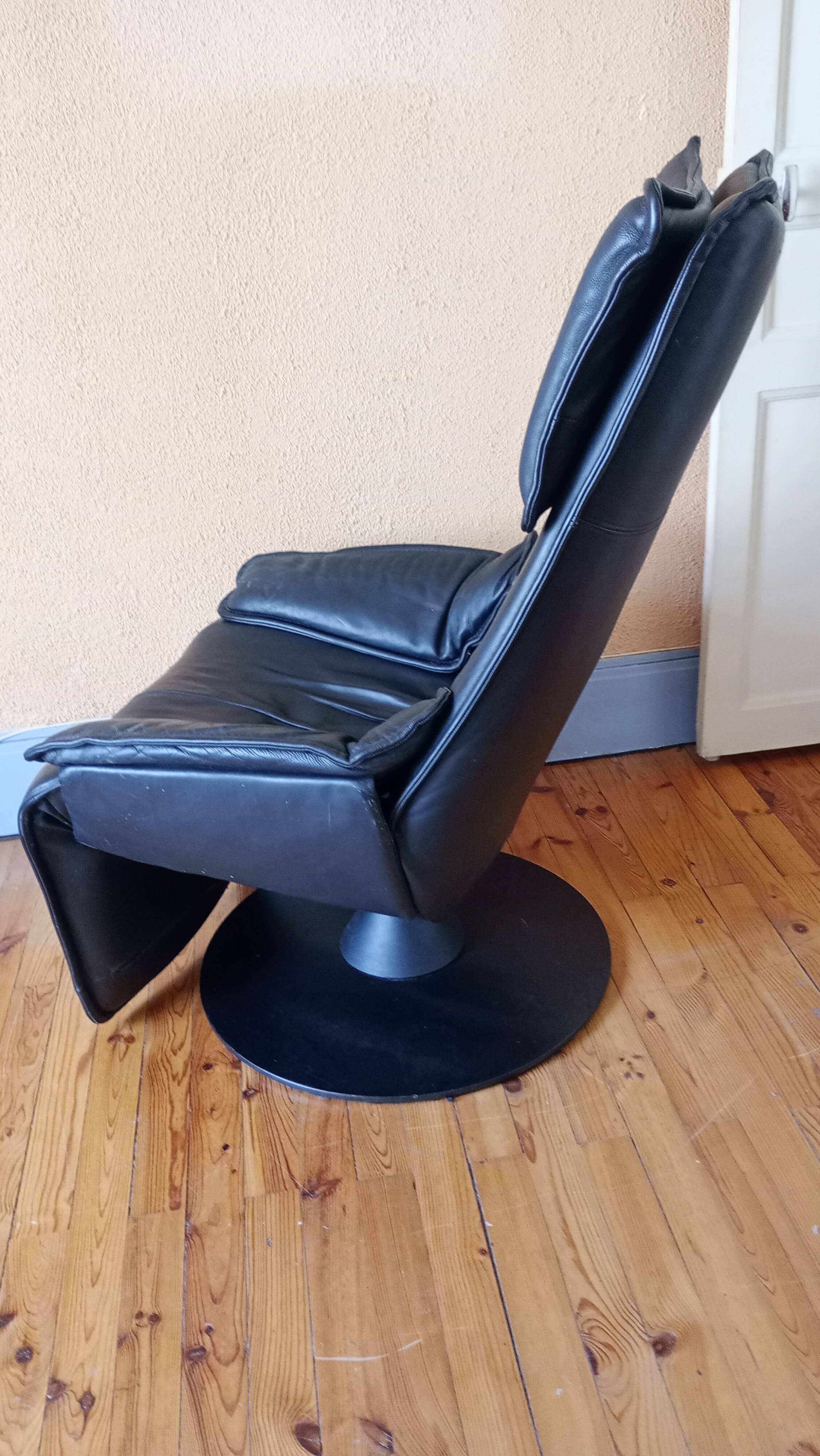Armchair by designer Hjellegjerde. Contura Zero Gravity model for Modi.