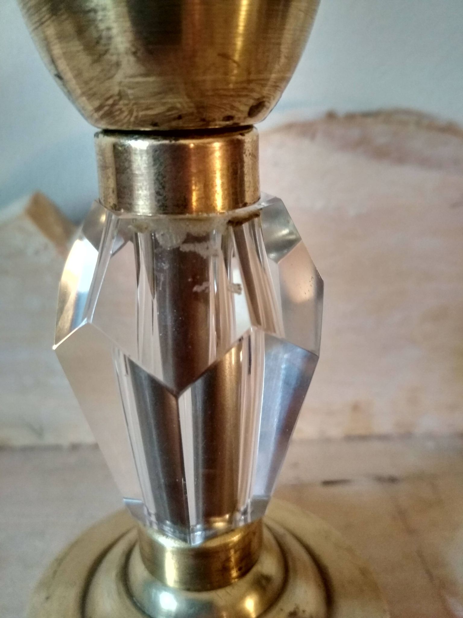 Petite lampe de chevet années 40 - pied en verre taillé et laiton