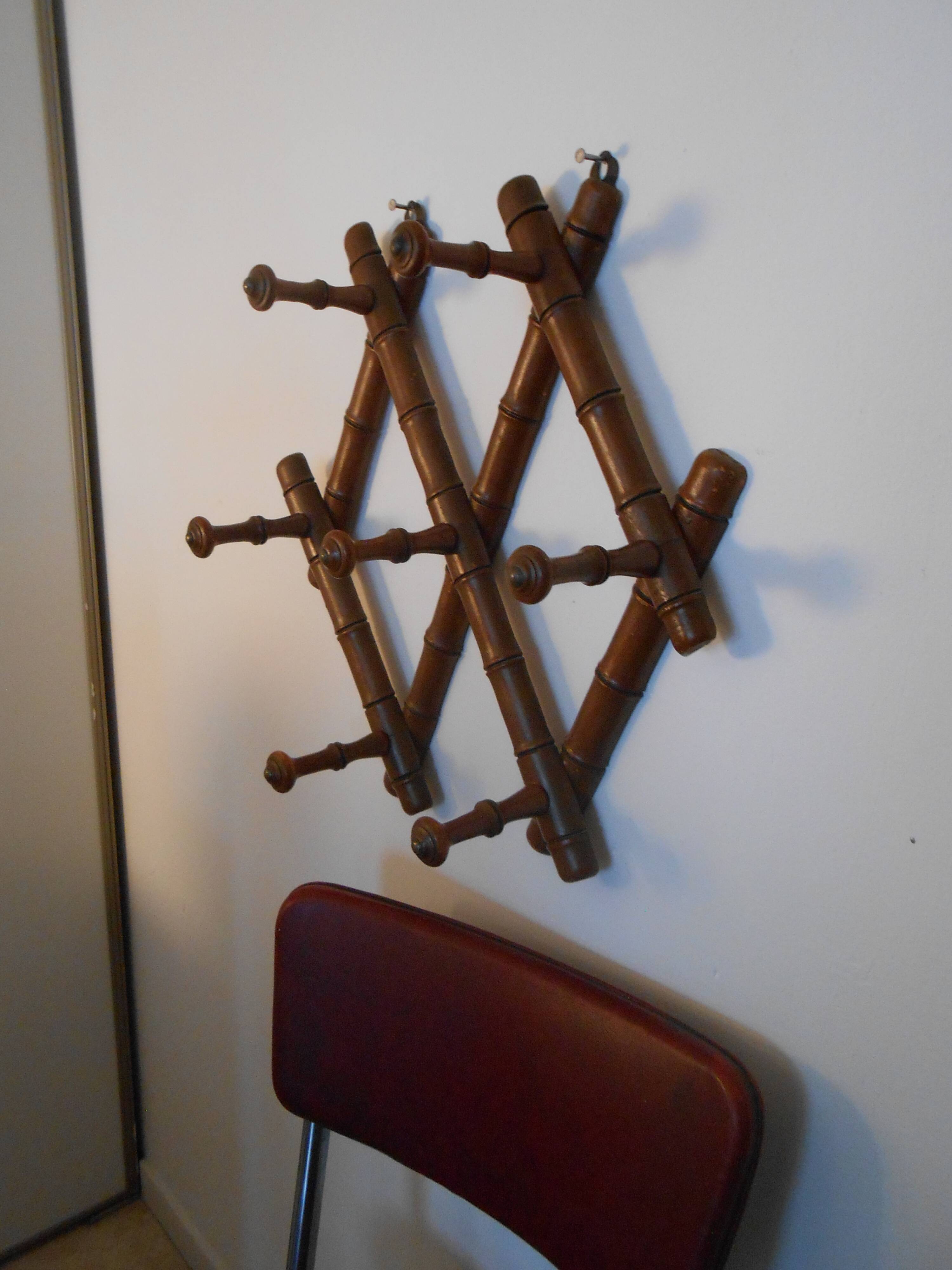 1900 accordion coat holder