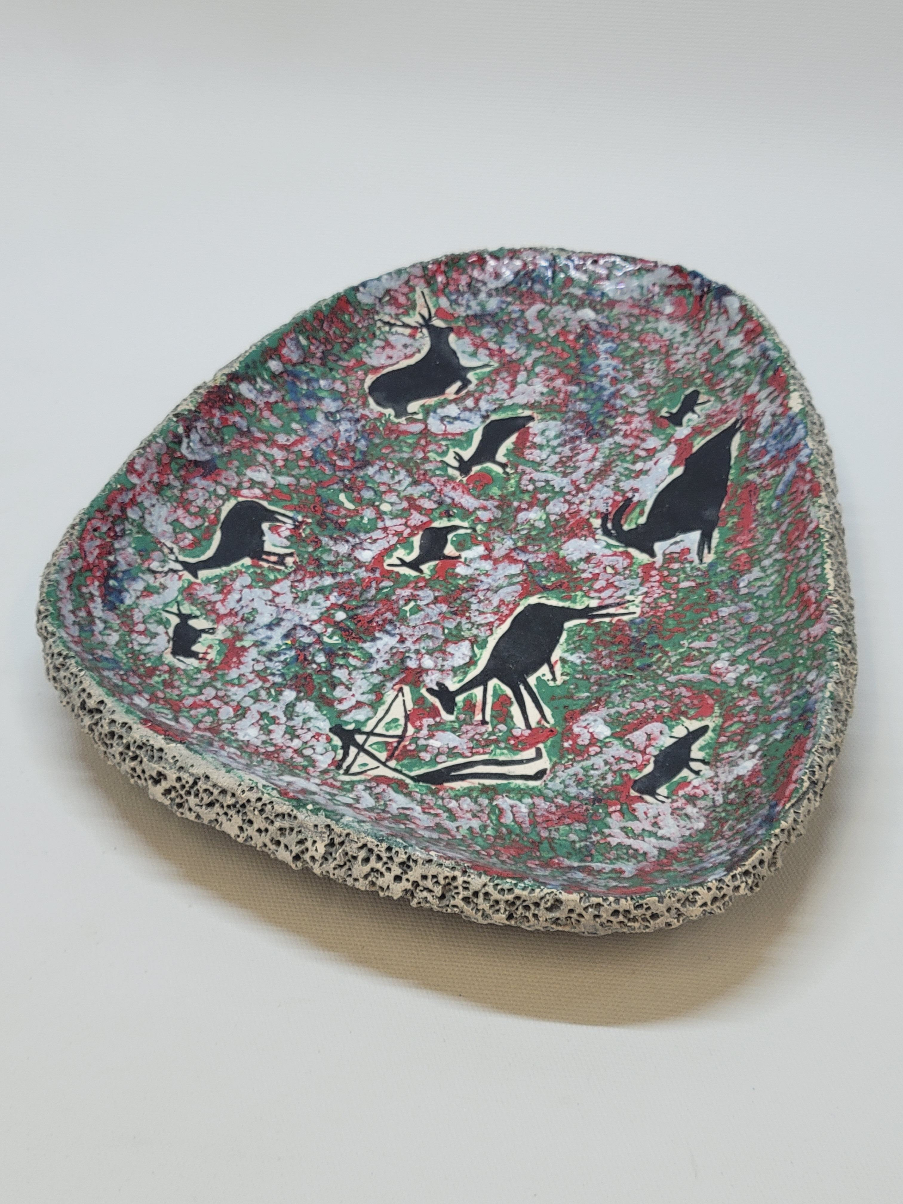 Decorative plate in glazed ceramic plaster? Prehistoric hunting décor