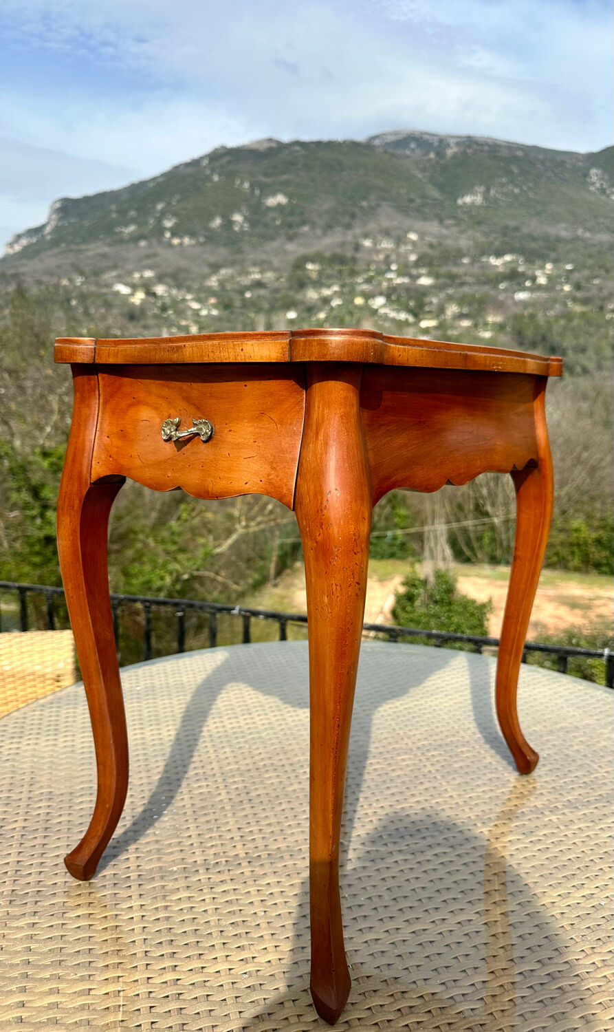 Petite table volante de style Louis XV Époque XX eme siècle