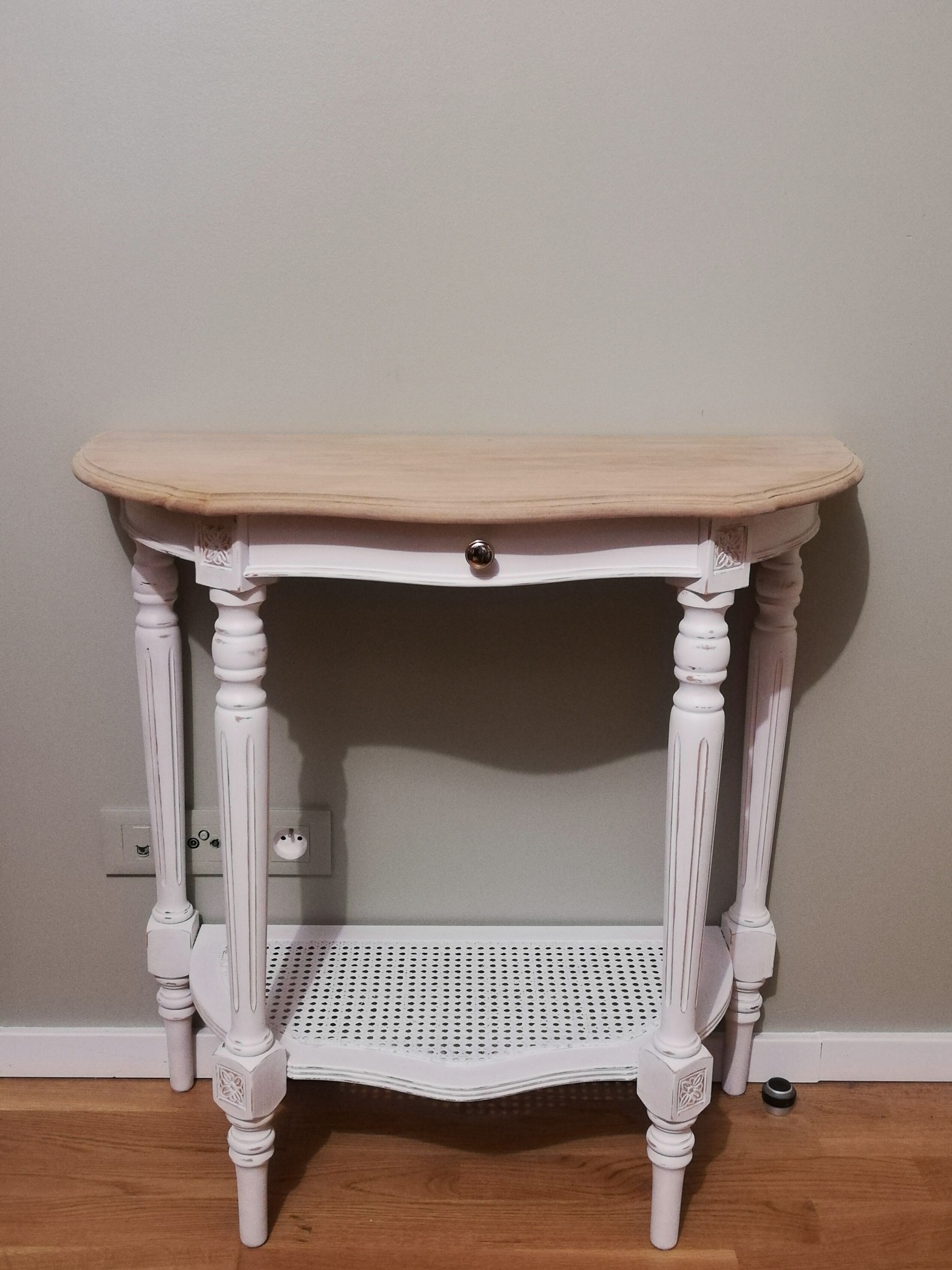 Shabby-style half-moon console