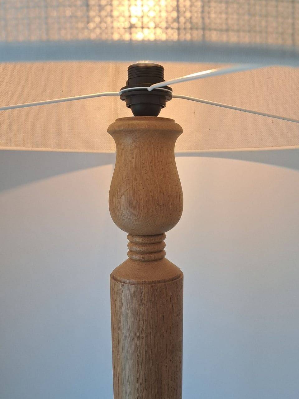 Vintage floor lamp in solid oak from the 1960s.